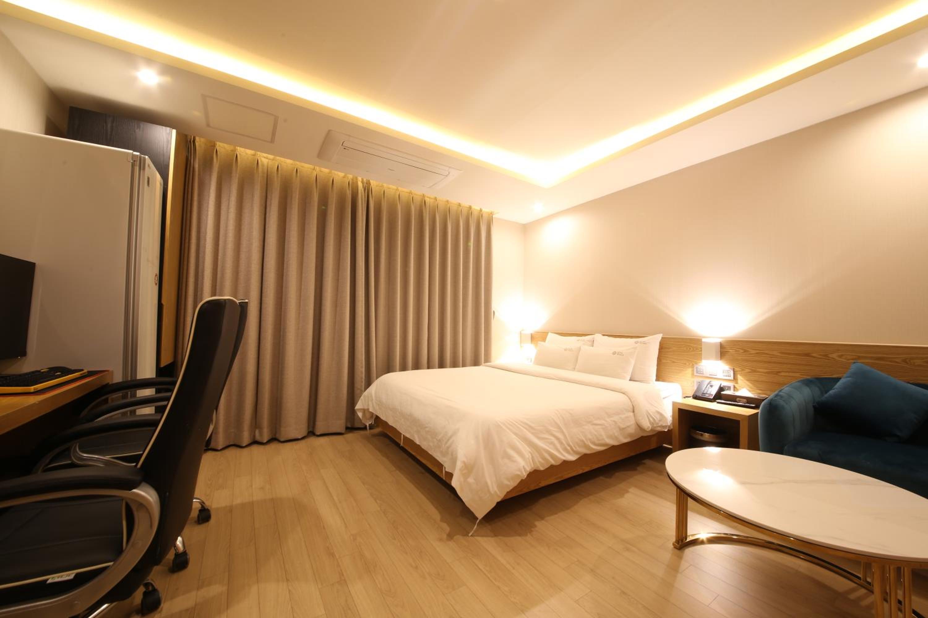Double Room with 2 Premium High Performance PC - Photo 5