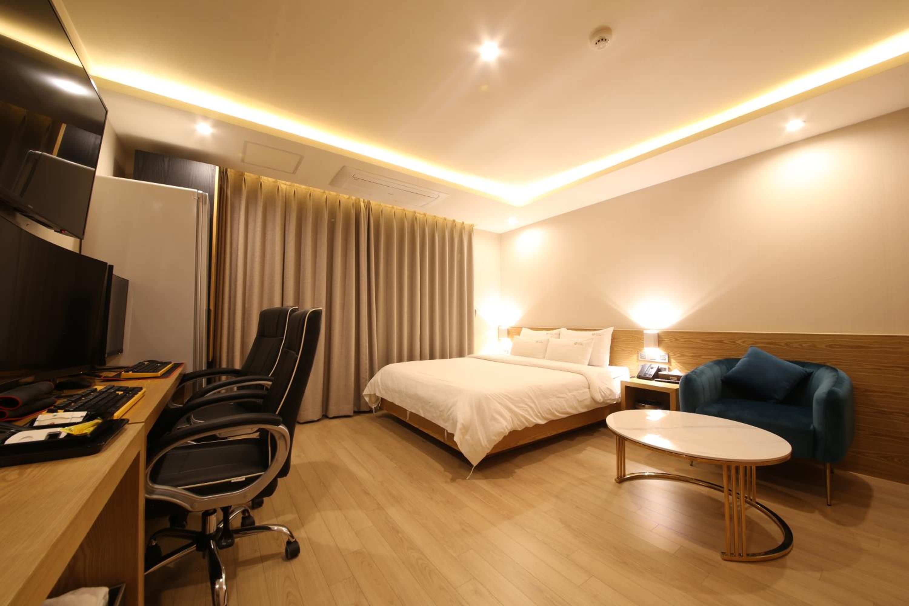 Double Room with 2 Premium High Performance PC - Photo 6