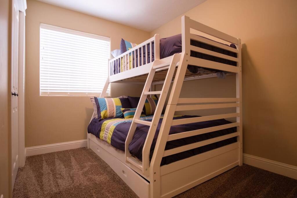 Six-Bedroom House photo 1