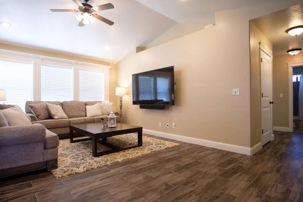 Six-Bedroom House photo 2