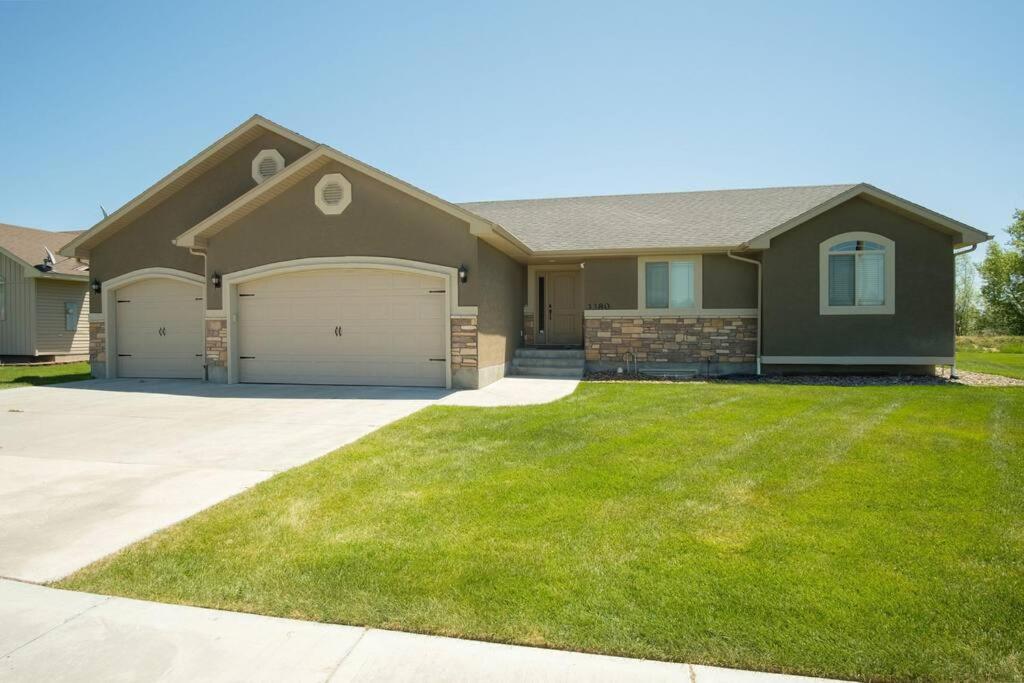 Six-Bedroom House photo 3