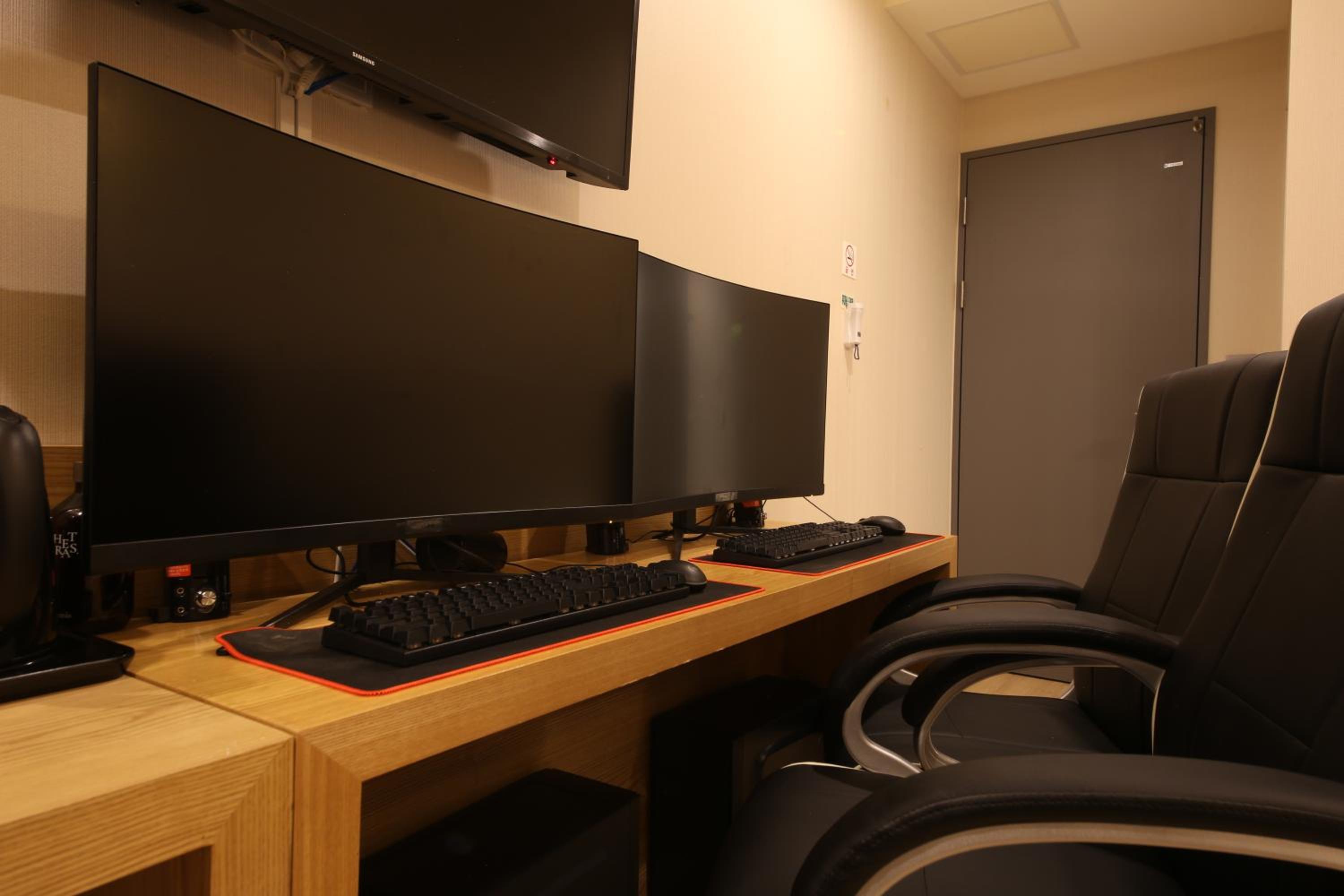 Double Room with 2 Premium High Performance PC - Photo 2