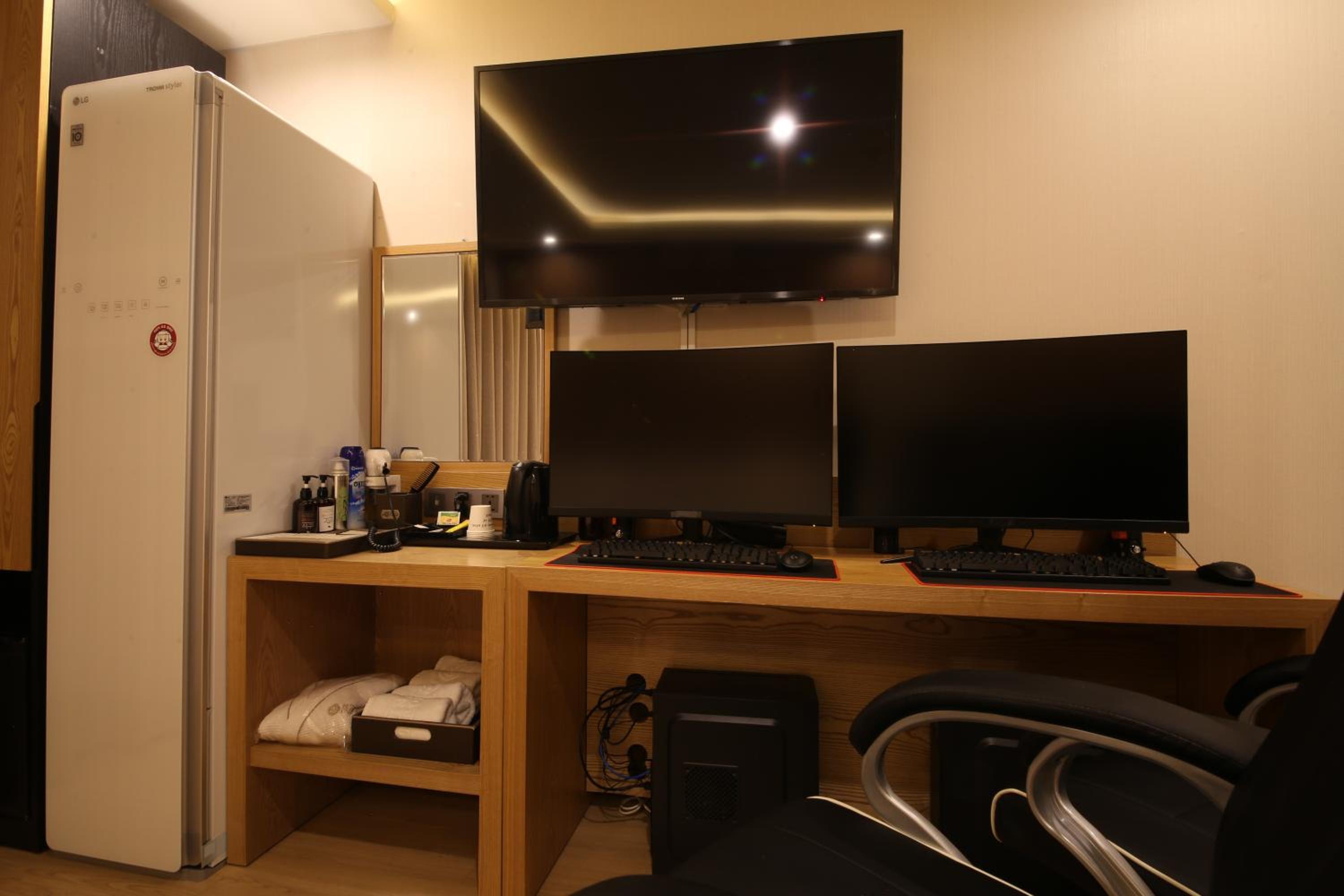 Double Room with 2 Premium High Performance PC - Photo 1