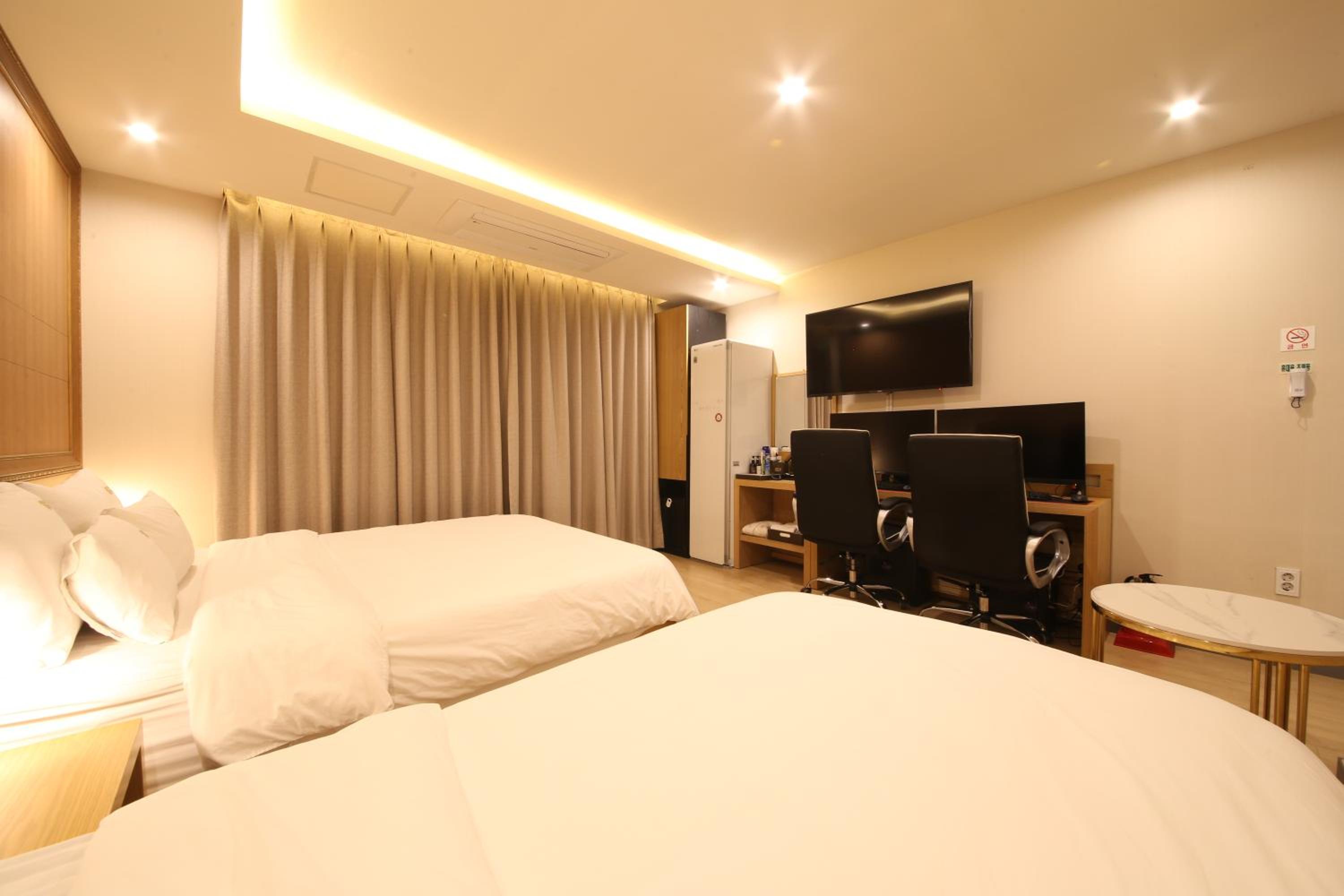 Twin Room with 2 Premium High Performance PC - Photo 1