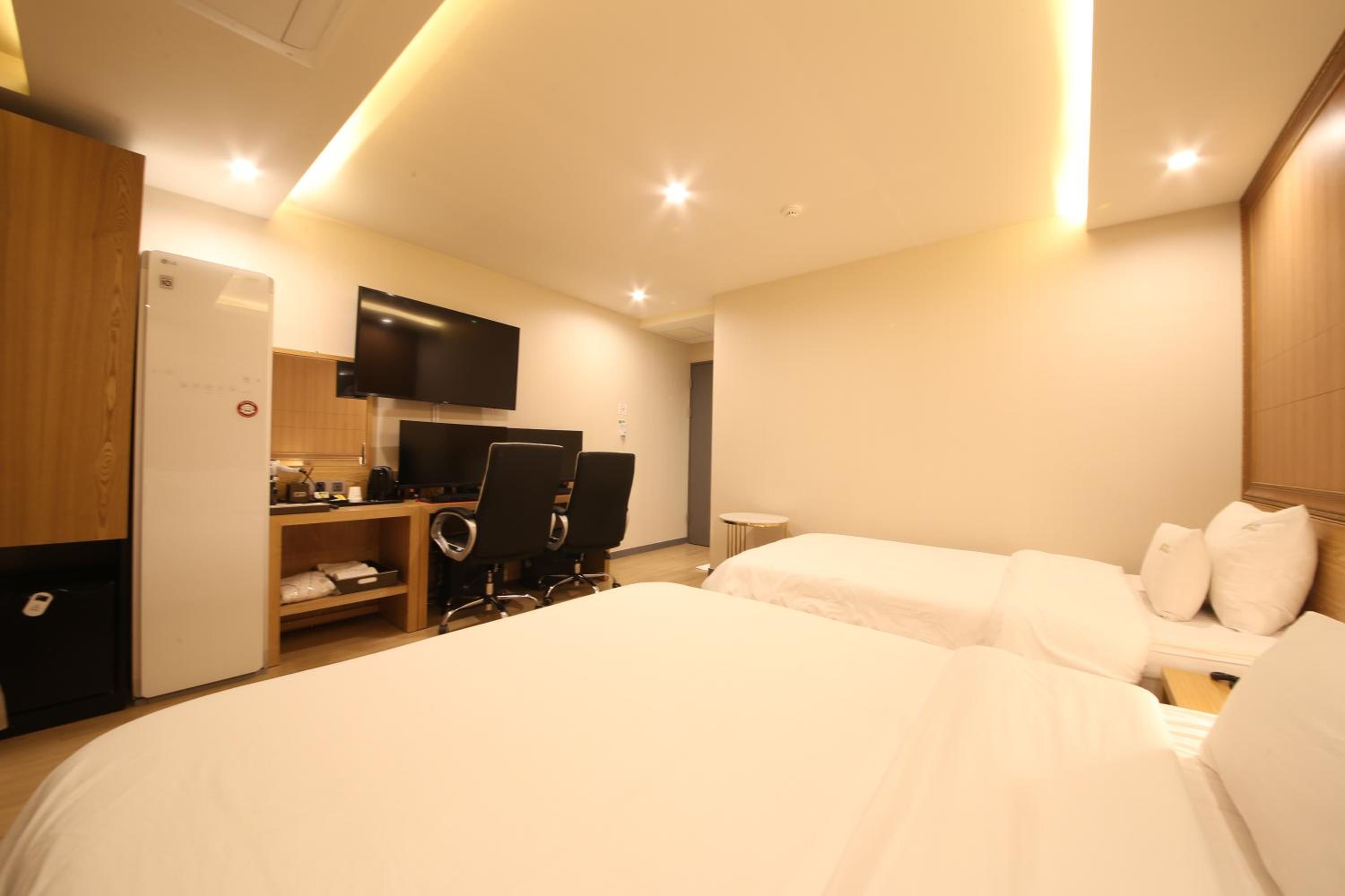 Twin Room with 2 Premium High Performance PC - Photo 2