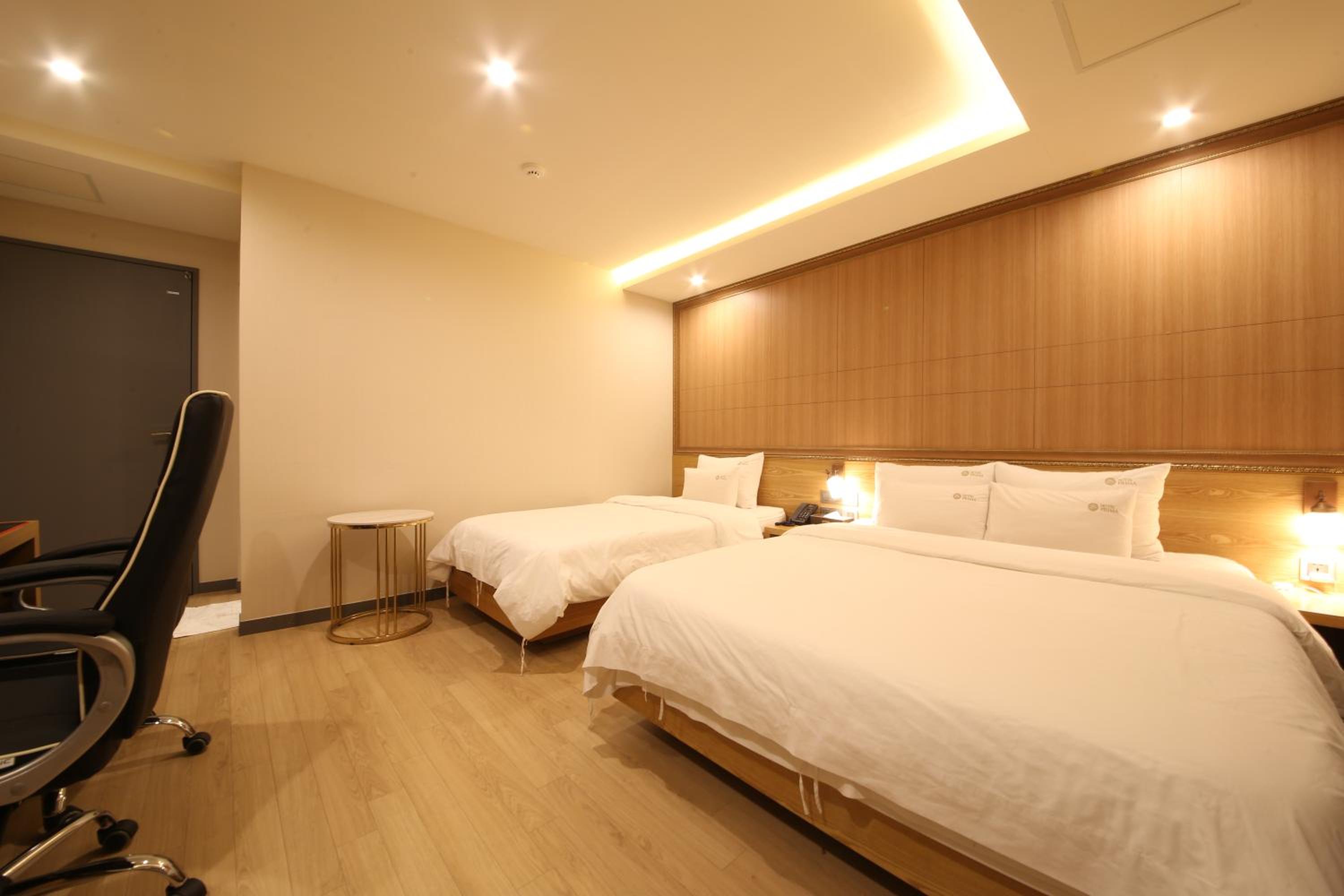Twin Room with 2 Premium High Performance PC - Photo 3