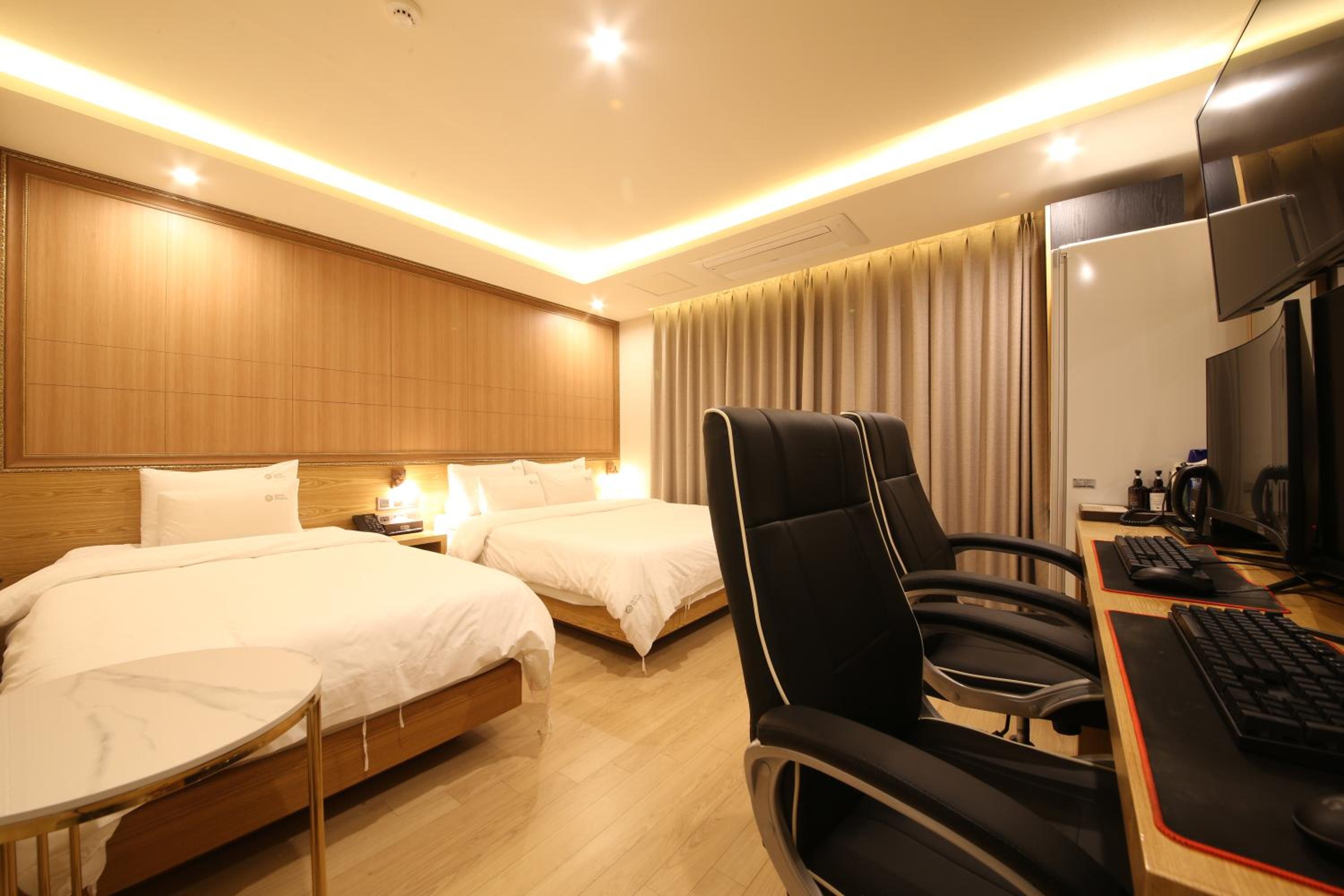 Twin Room with 2 Premium High Performance PC - Photo 4