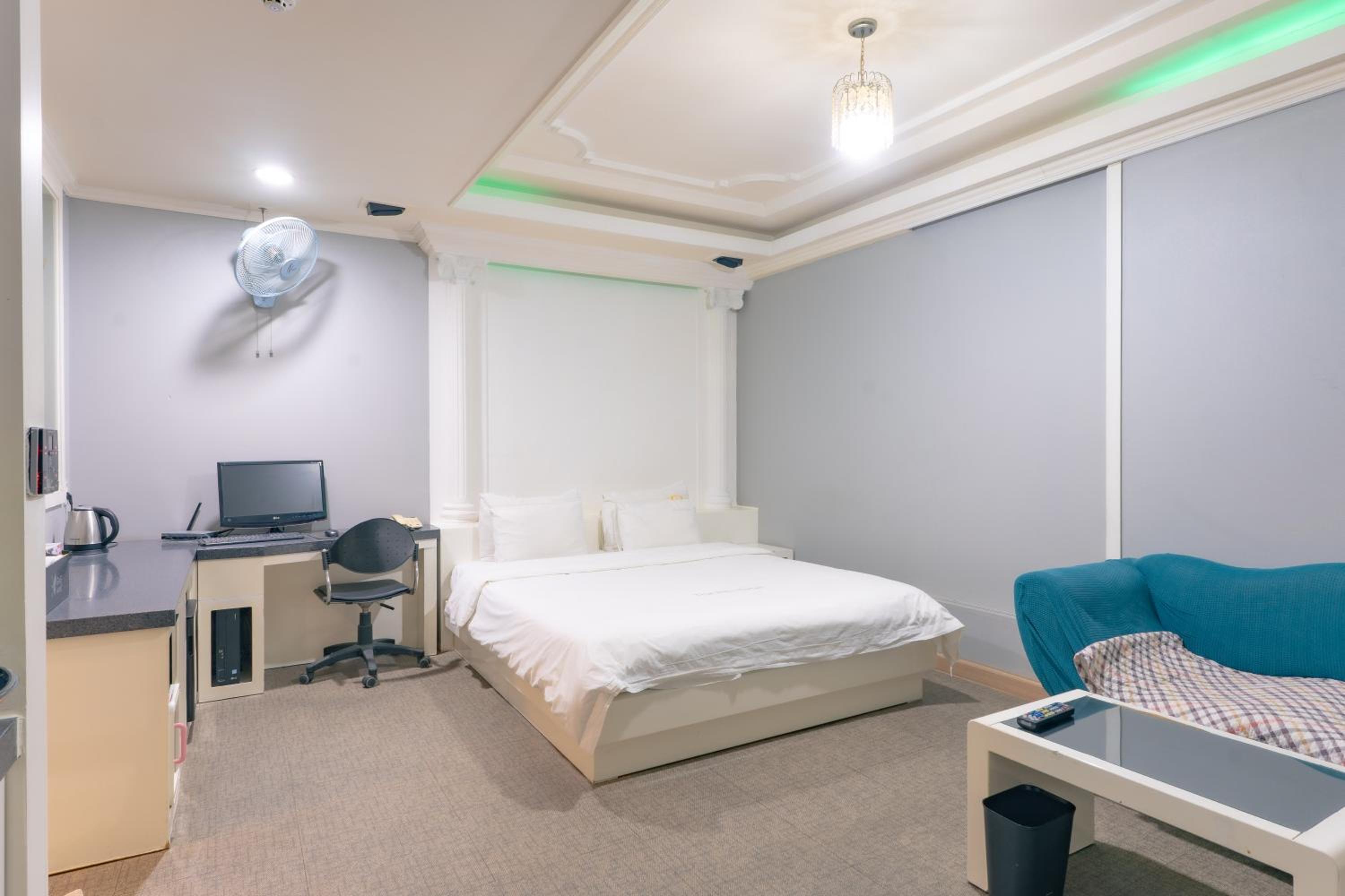 Standard King Room - Photo 15