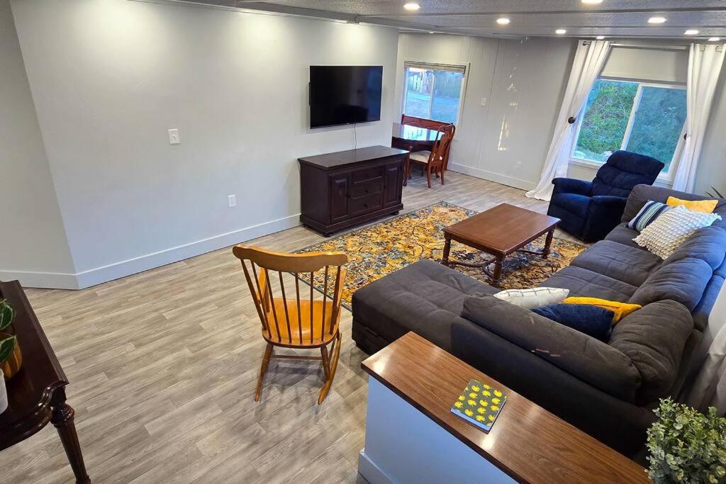 Five-Bedroom House photo 3