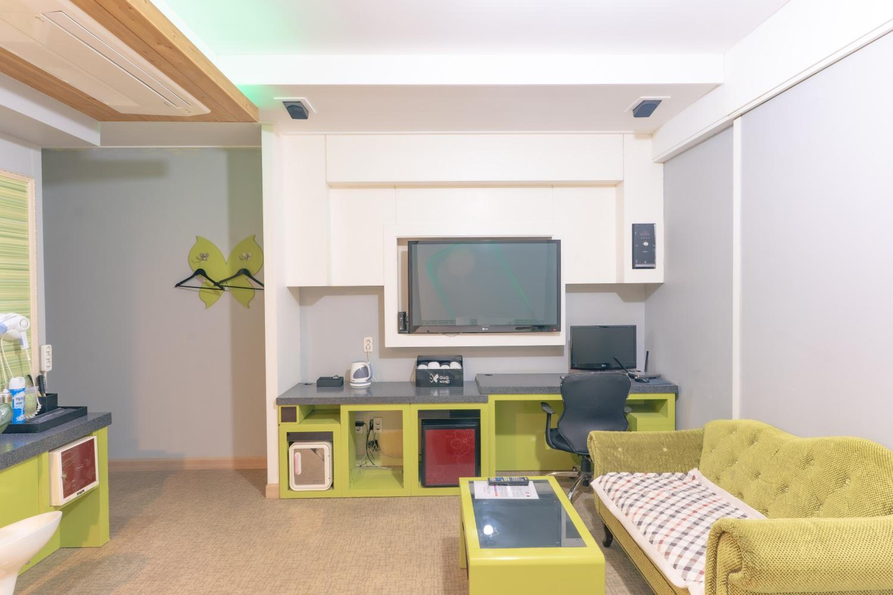 Standard King Room - Photo 4