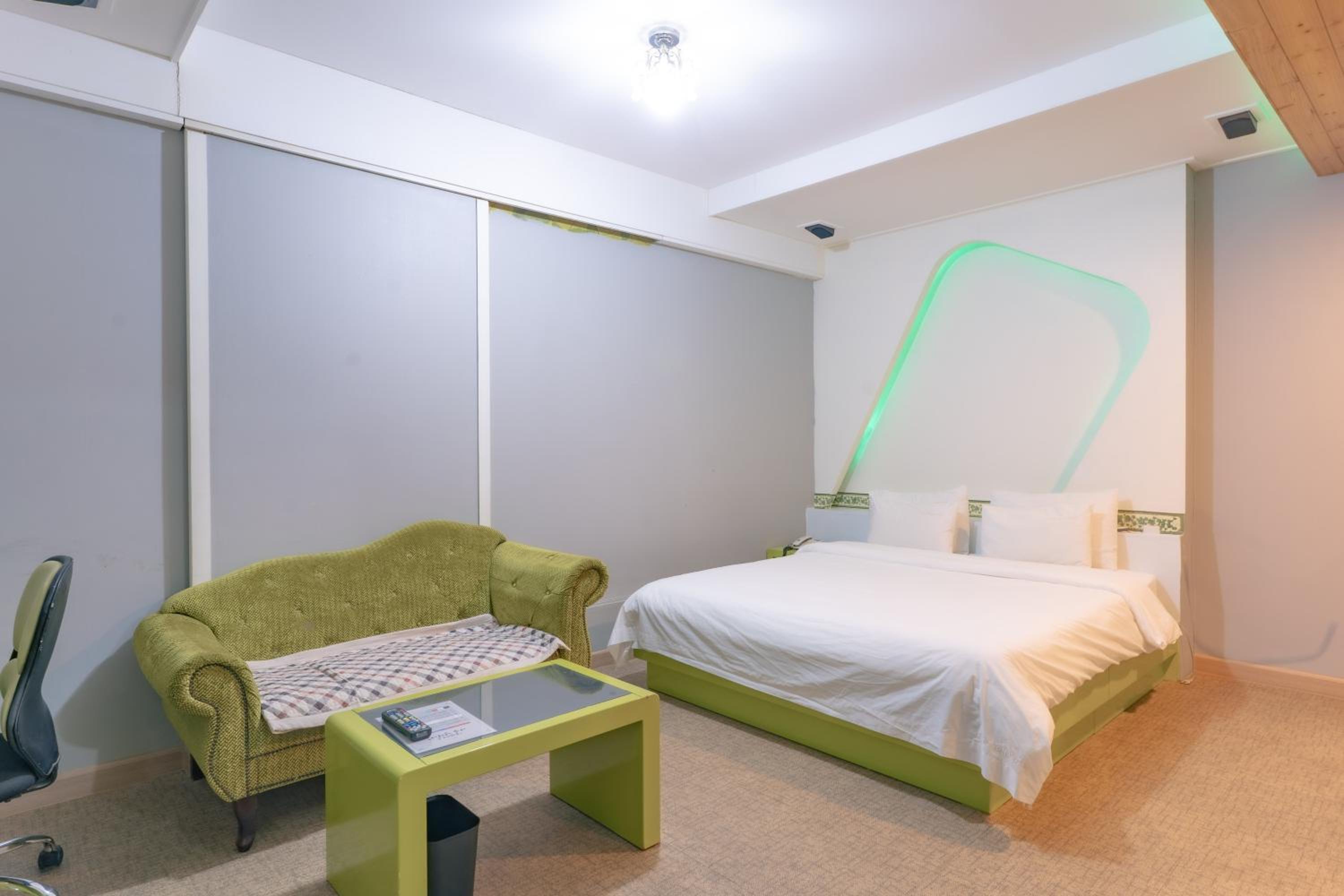Standard King Room - Photo 3
