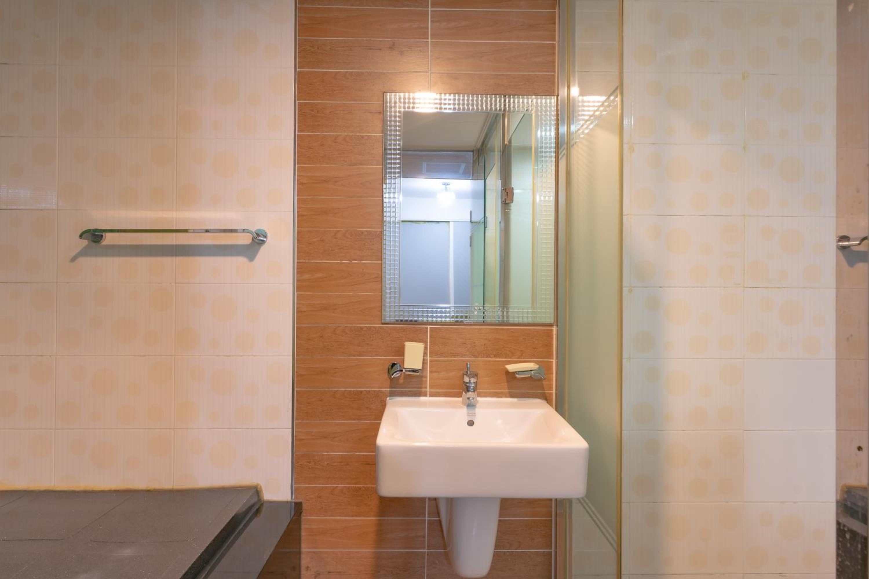 Standard King Room - Photo 11