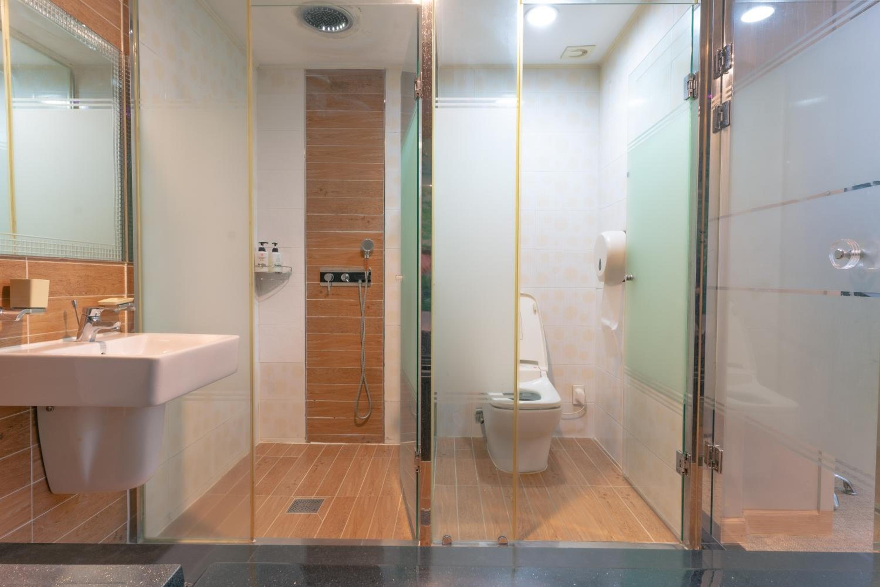 Standard King Room - Photo 10