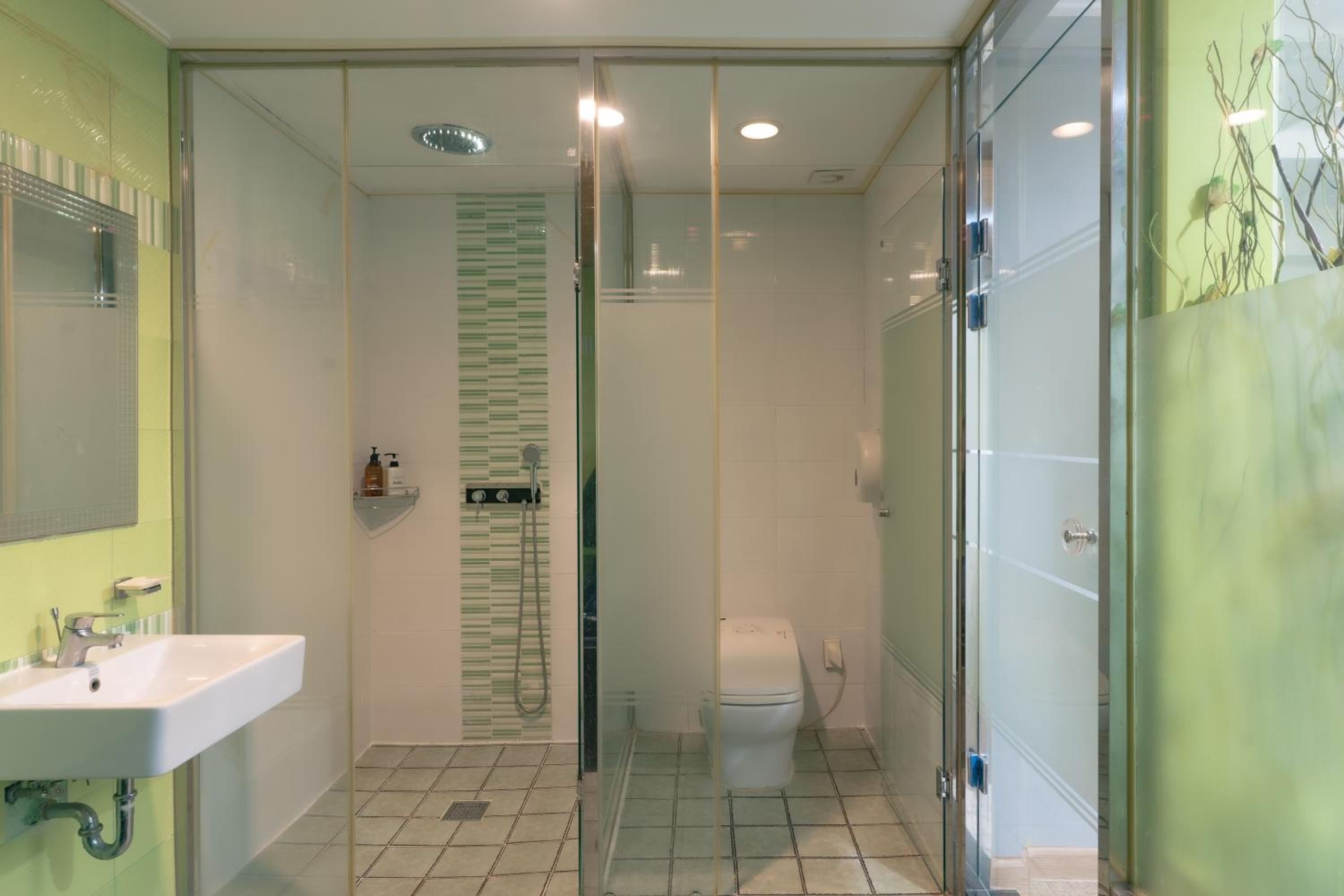 Standard King Room - Photo 5