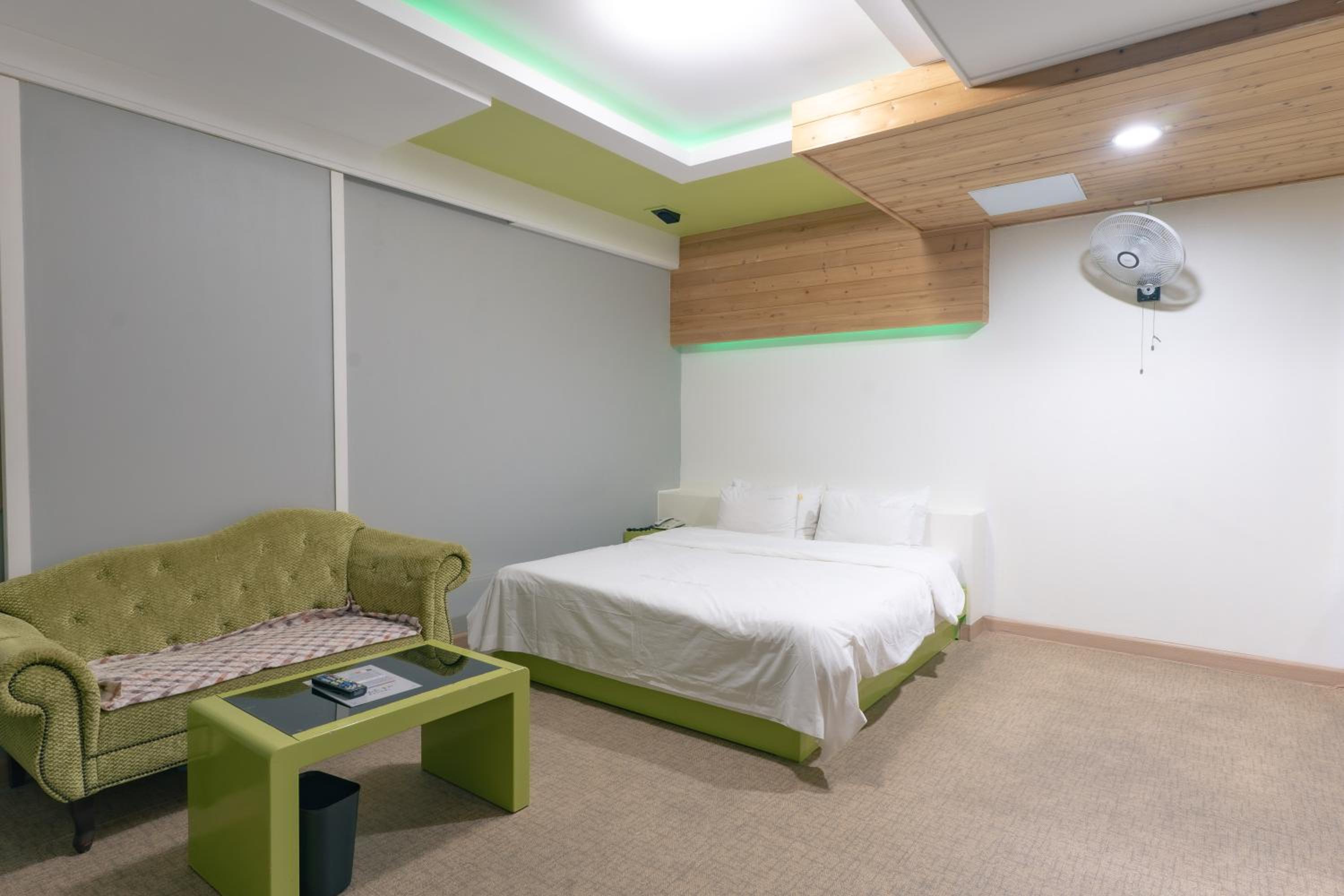 Standard King Room - Photo 8