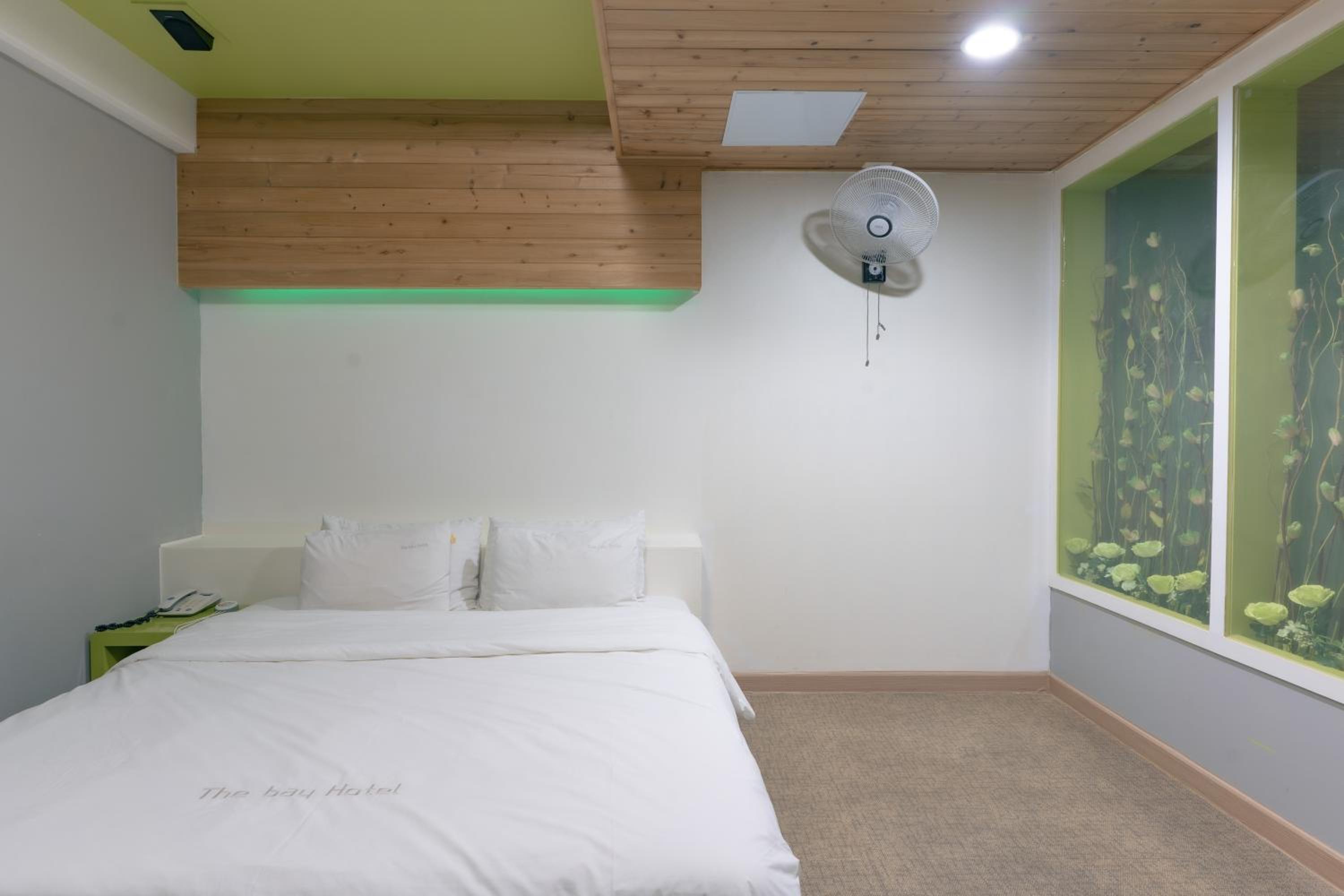 Standard King Room - Photo 9