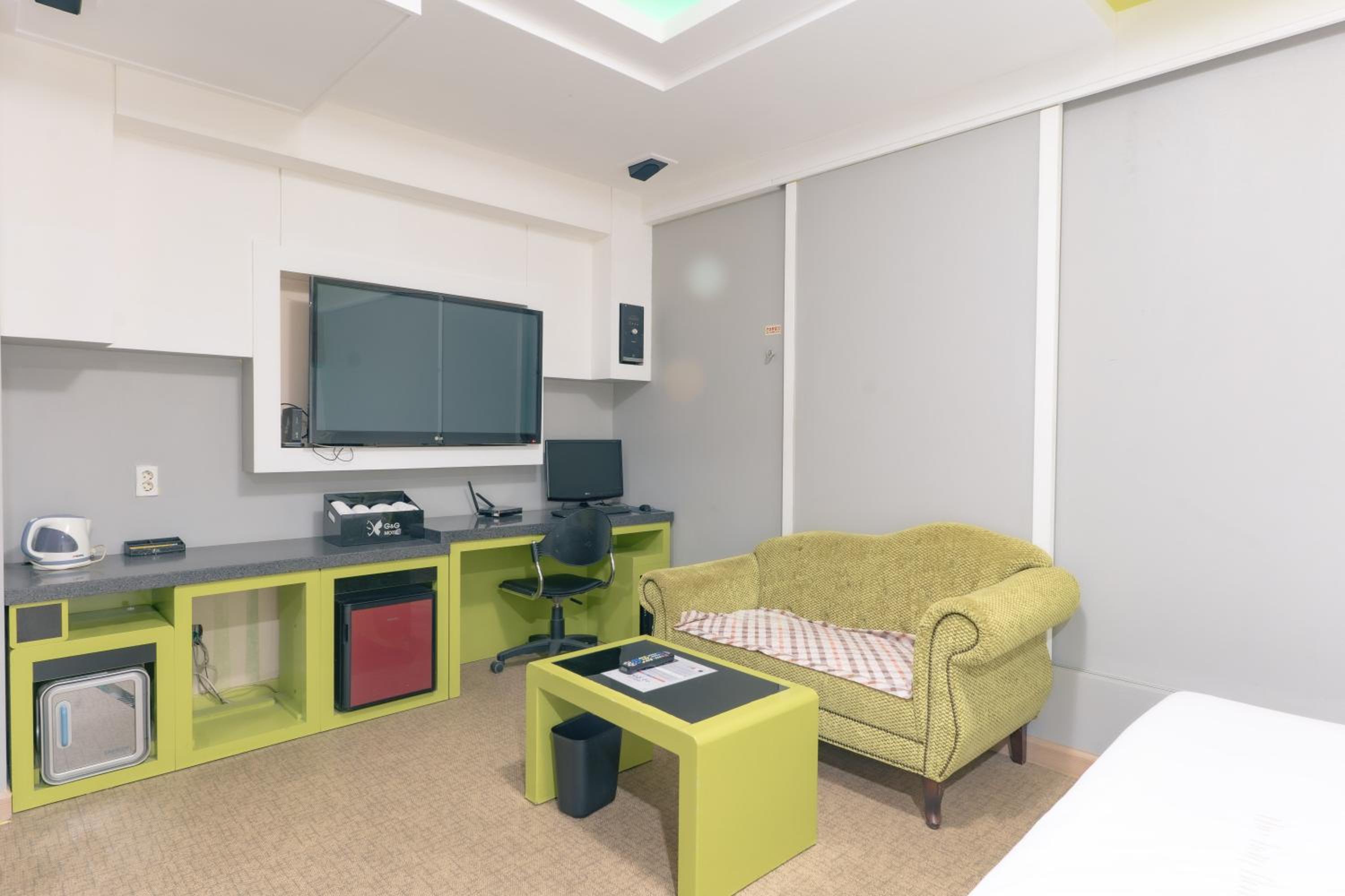 Standard King Room - Photo 7