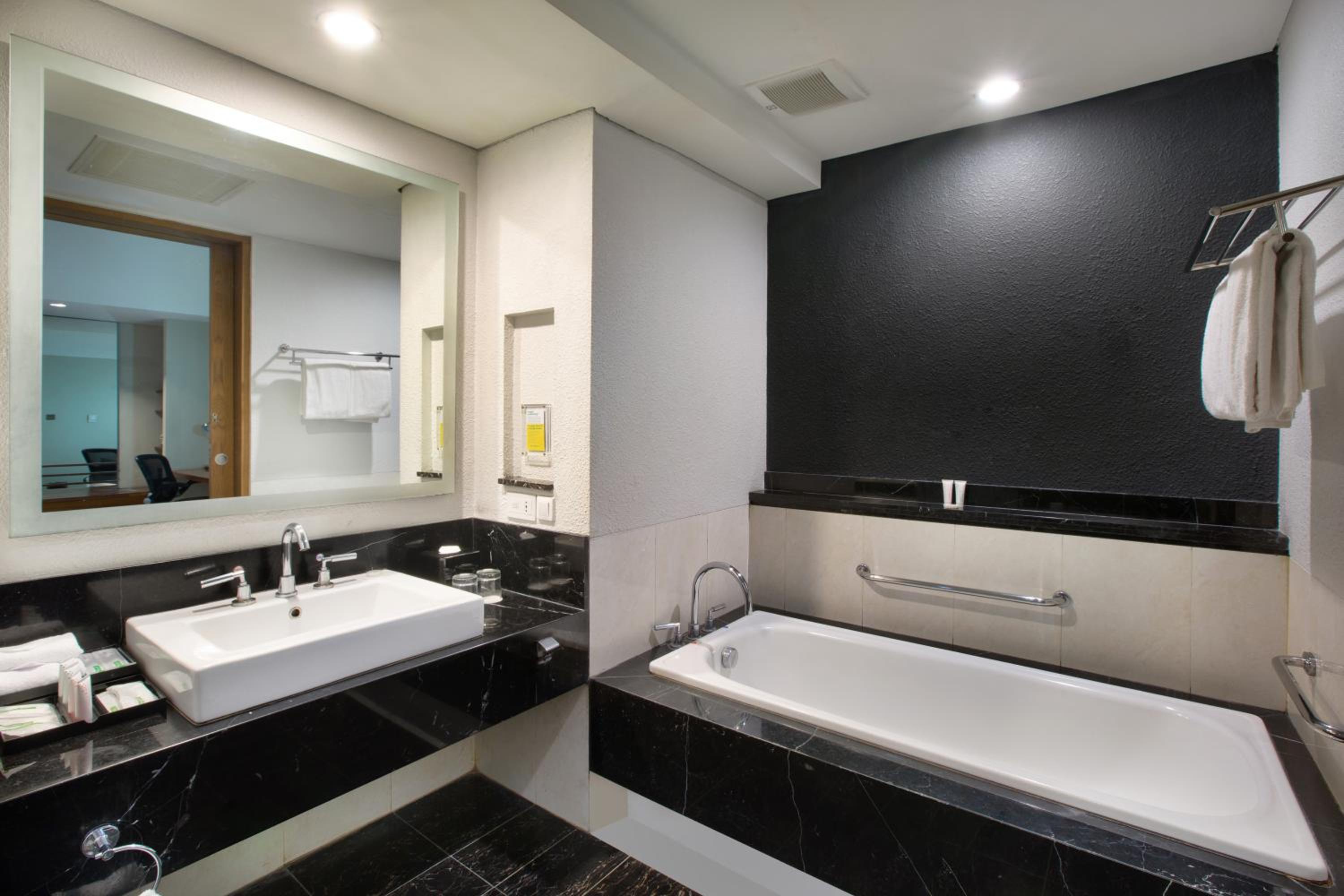 King Suite - Photo 2