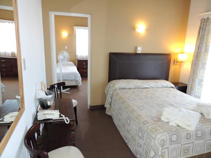Family Room with Shared Bathroom photo 1