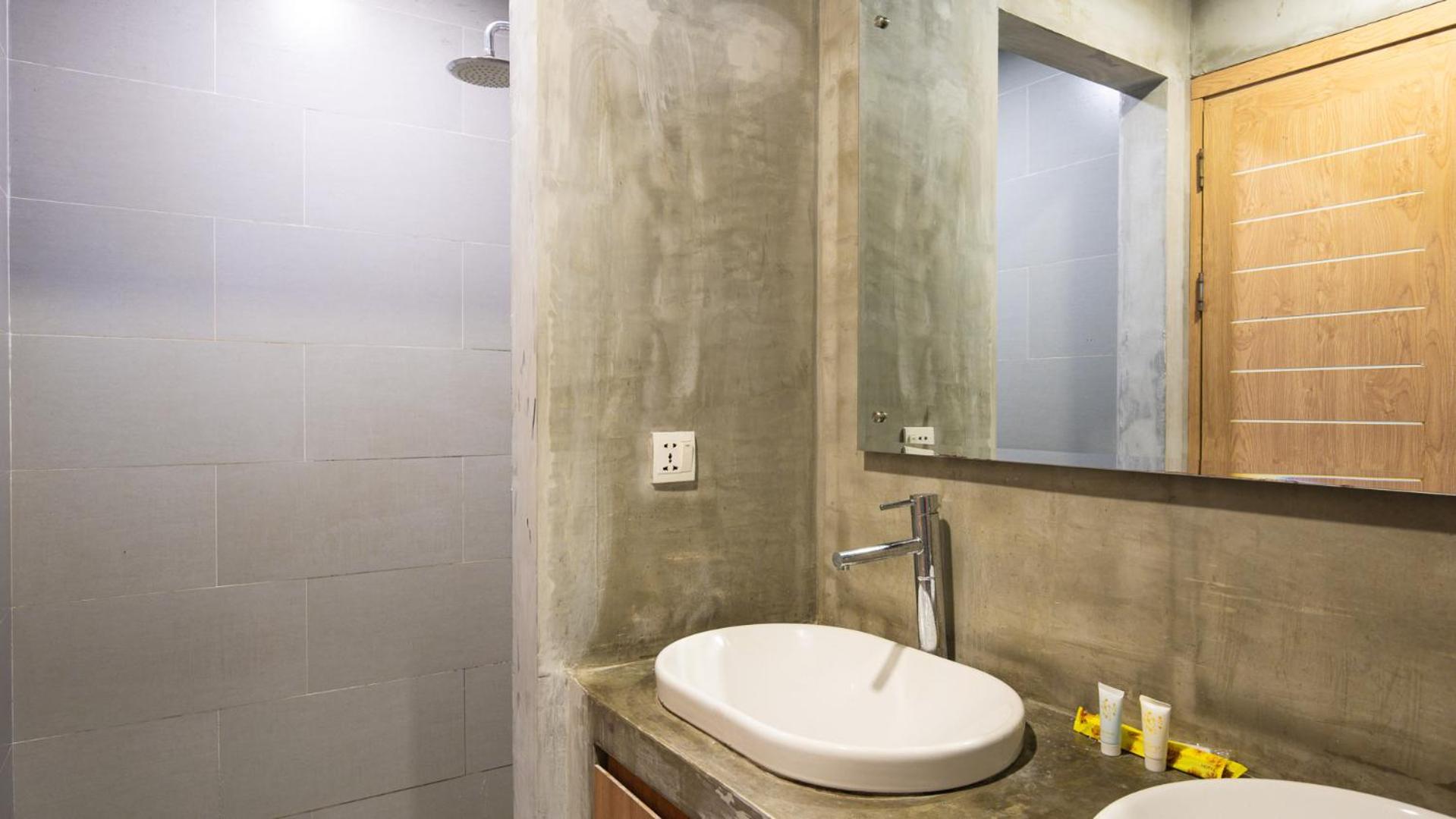 Deluxe Double Room with Balcony - Photo 8
