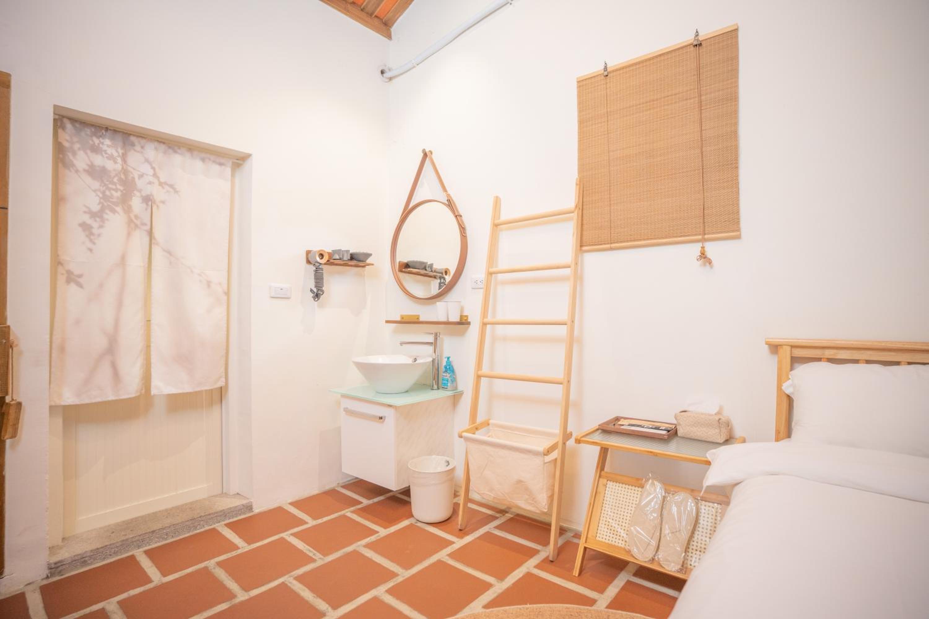 Double Room with Private Bathroom - Photo 10