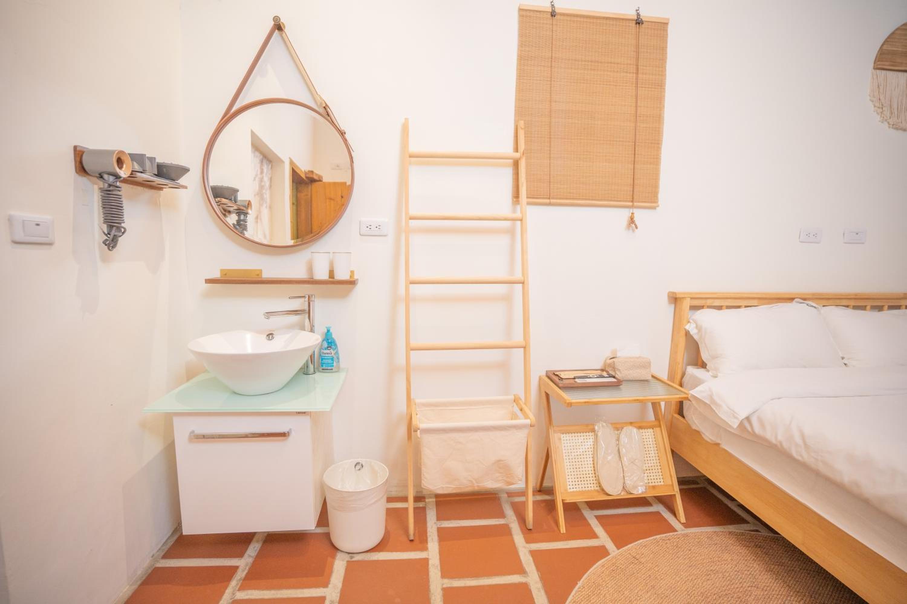Double Room with Private Bathroom - Photo 8