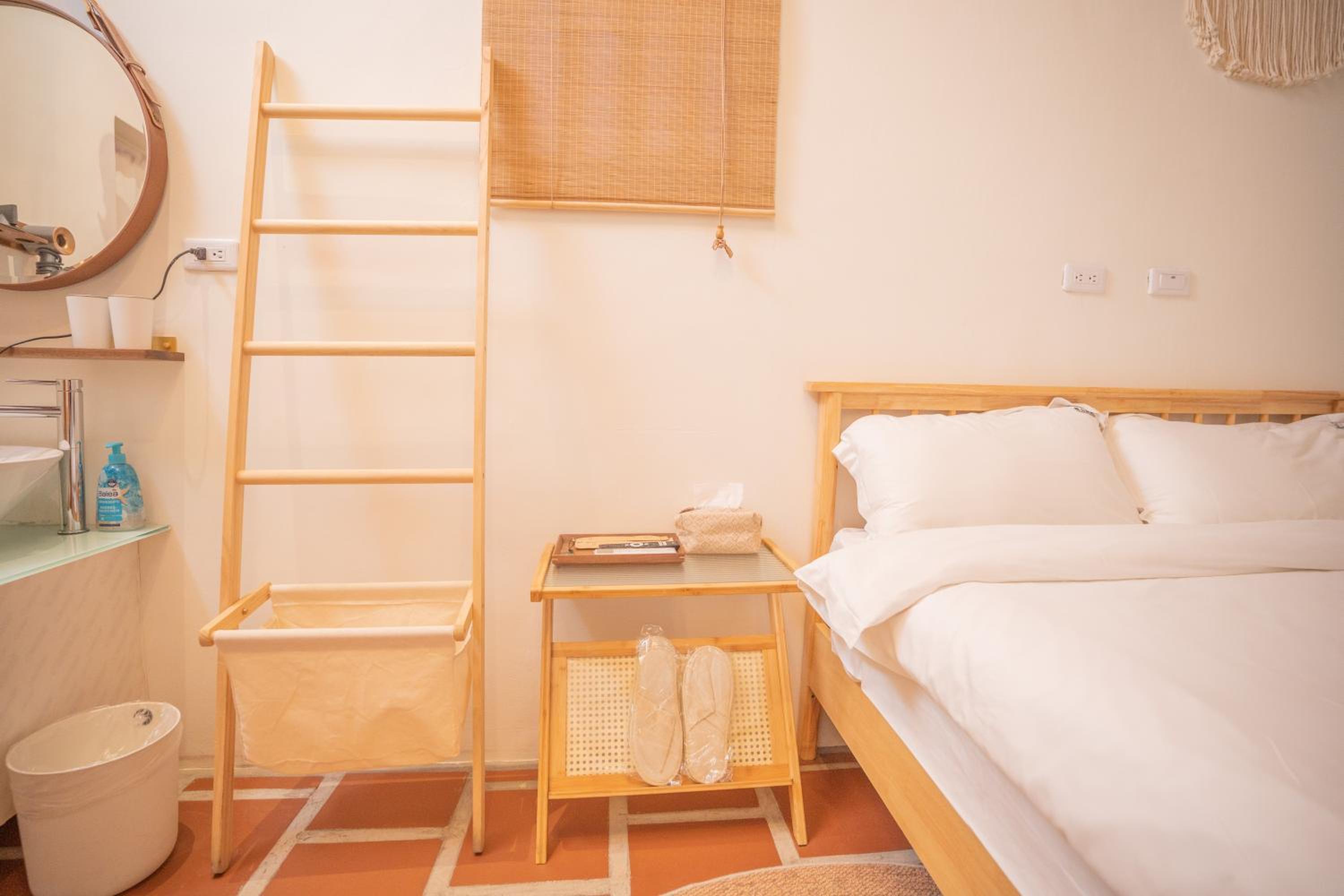 Double Room with Private Bathroom - Photo 9