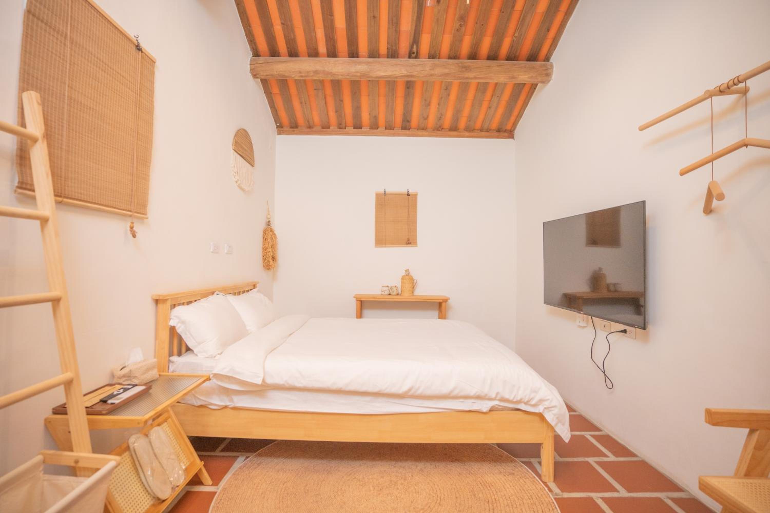 Double Room with Private Bathroom - Photo 14