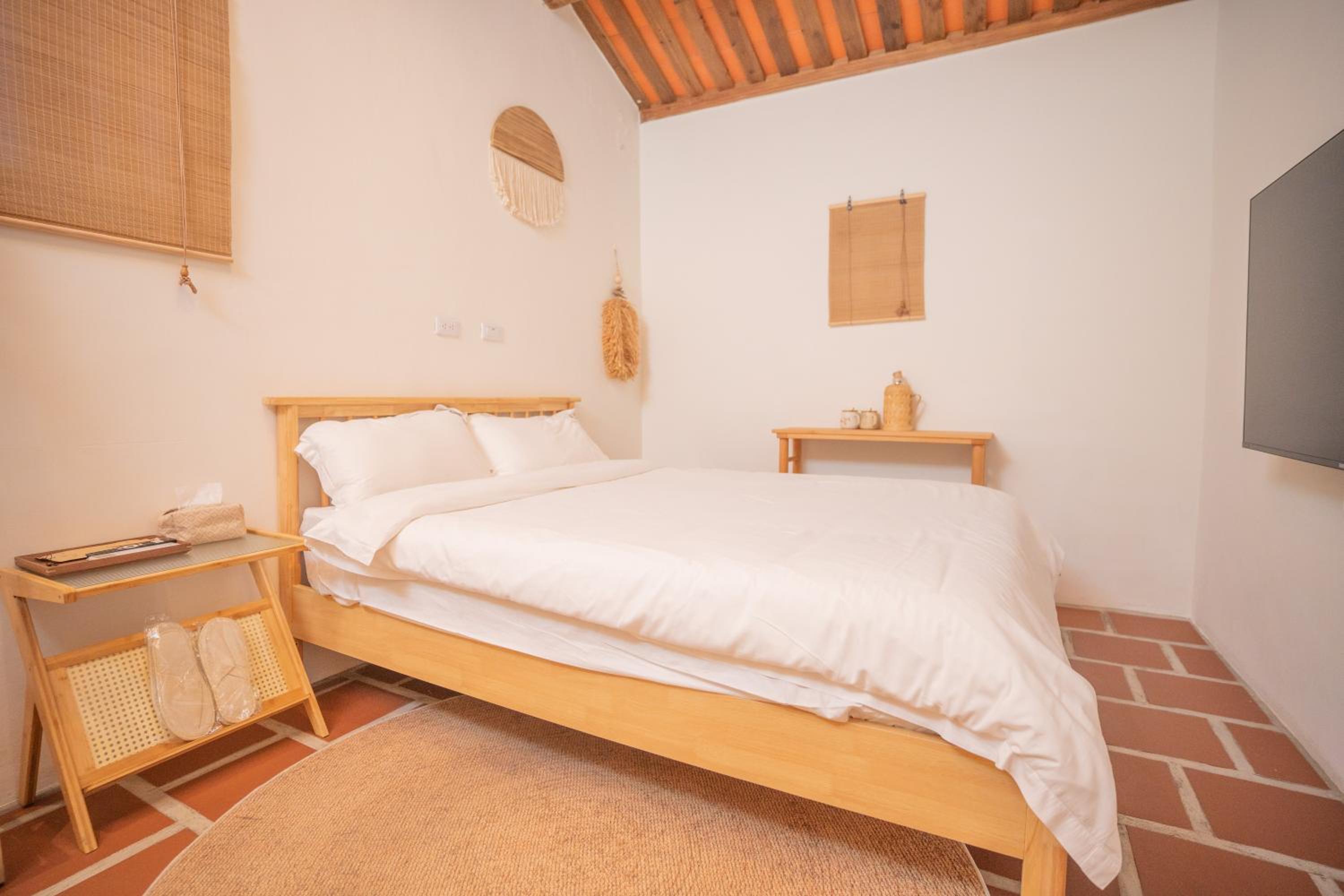 Double Room with Private Bathroom - Photo 12