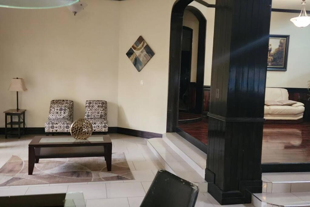 Five-Bedroom House photo 1
