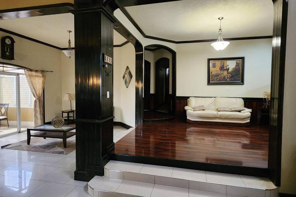 Five-Bedroom House photo 2
