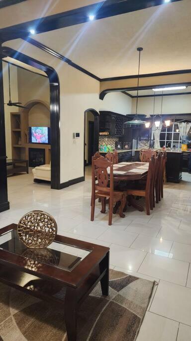 Five-Bedroom House photo 3