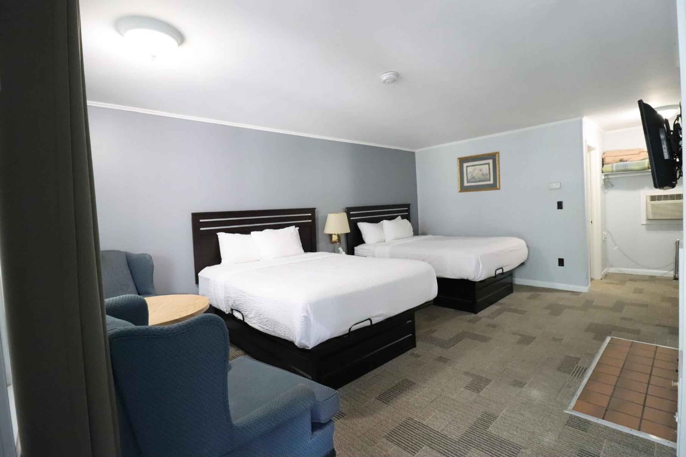Deluxe Queen Room with Two Queen Beds - Non-Smoking - Photo 1