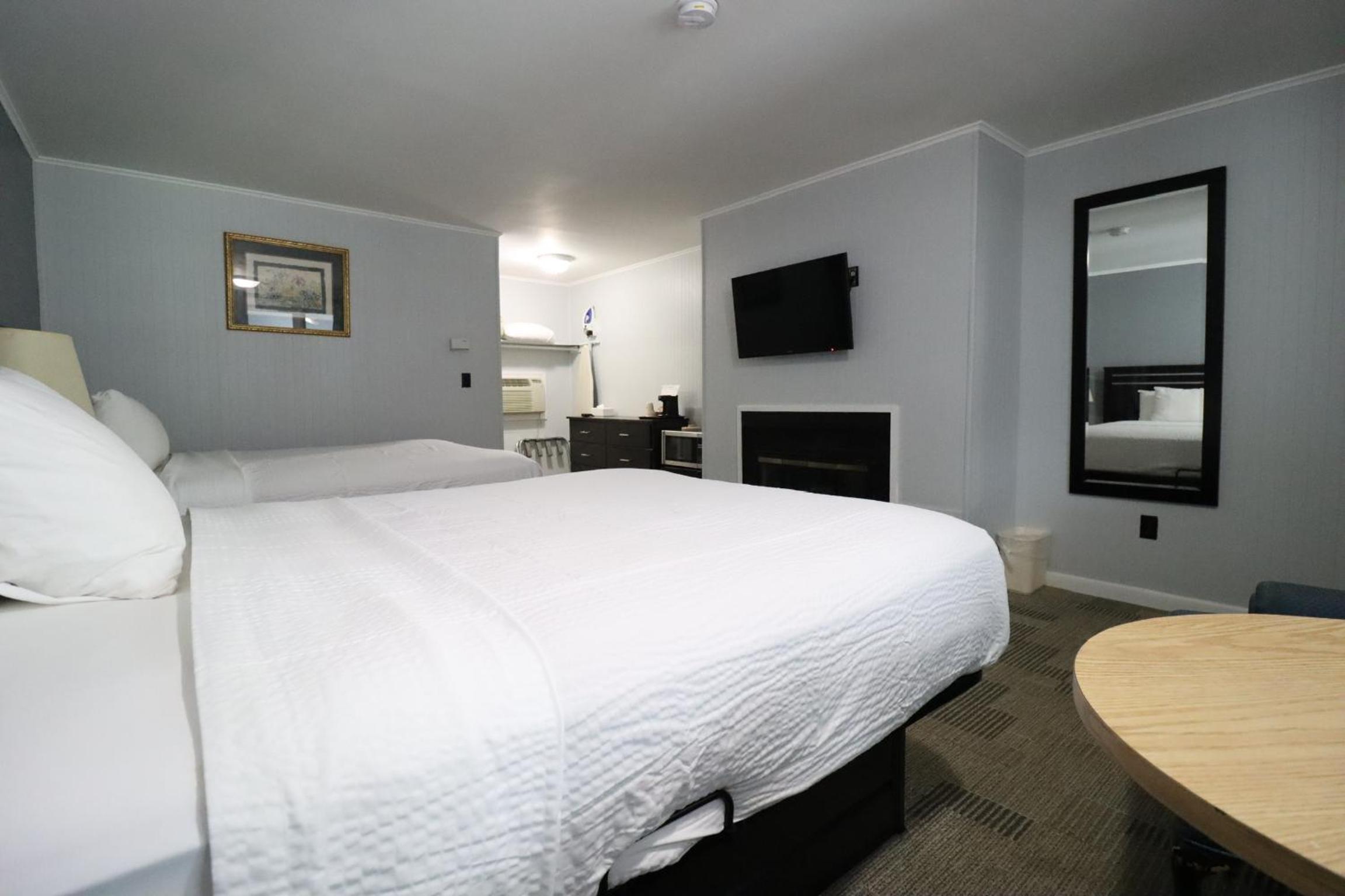 Deluxe Queen Room with Two Queen Beds - Non-Smoking - Photo 4