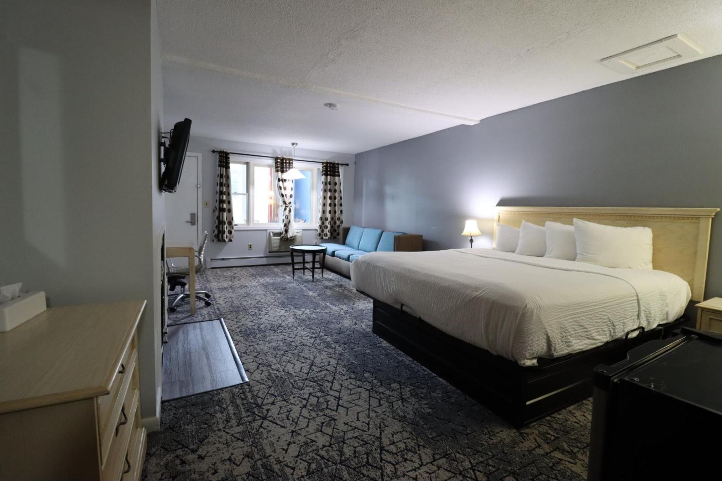 Premier King Room with Jetted Tub, Non-Smoking - Photo 3