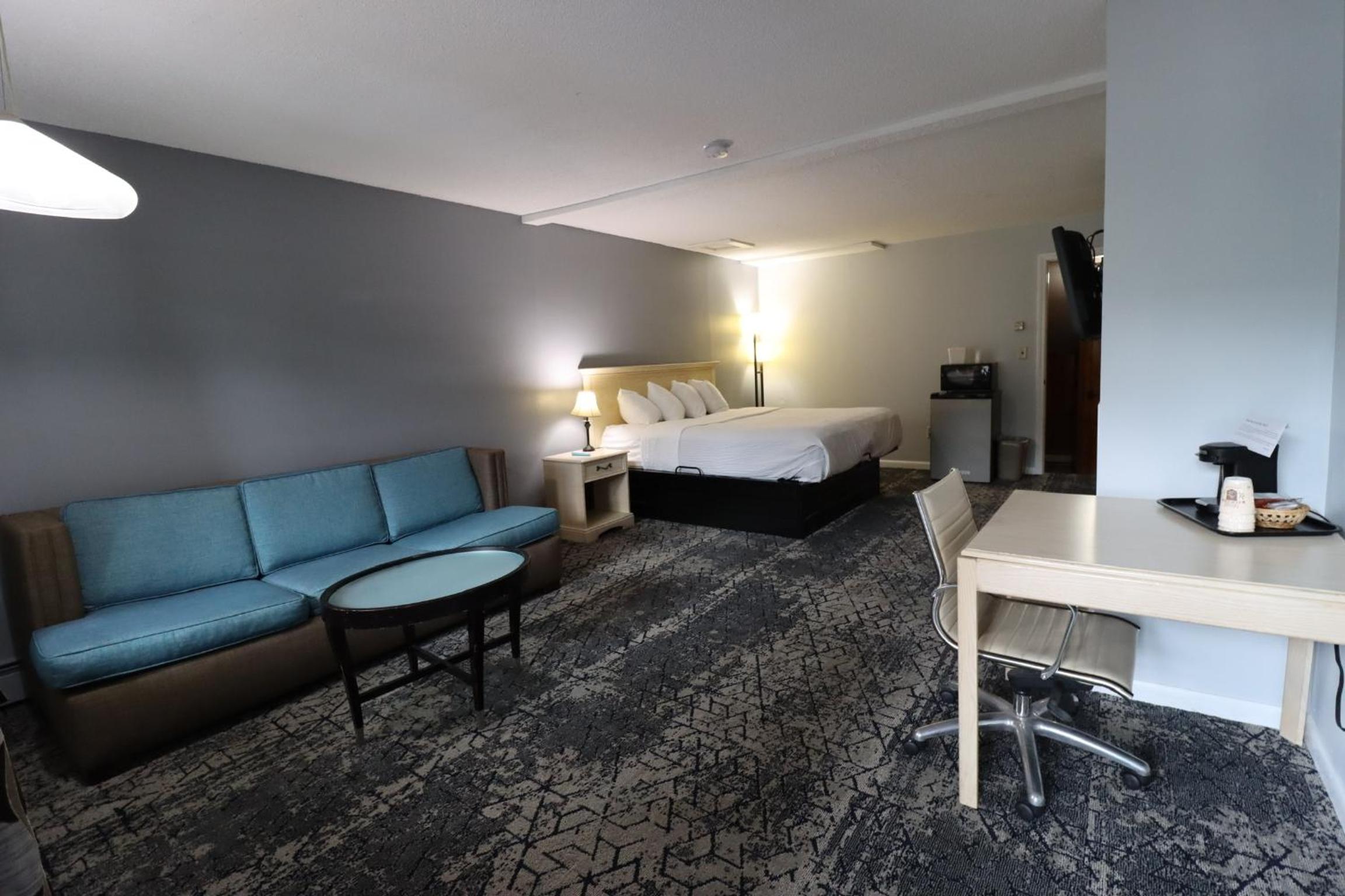 Premier King Room with Jetted Tub, Non-Smoking - Photo 1