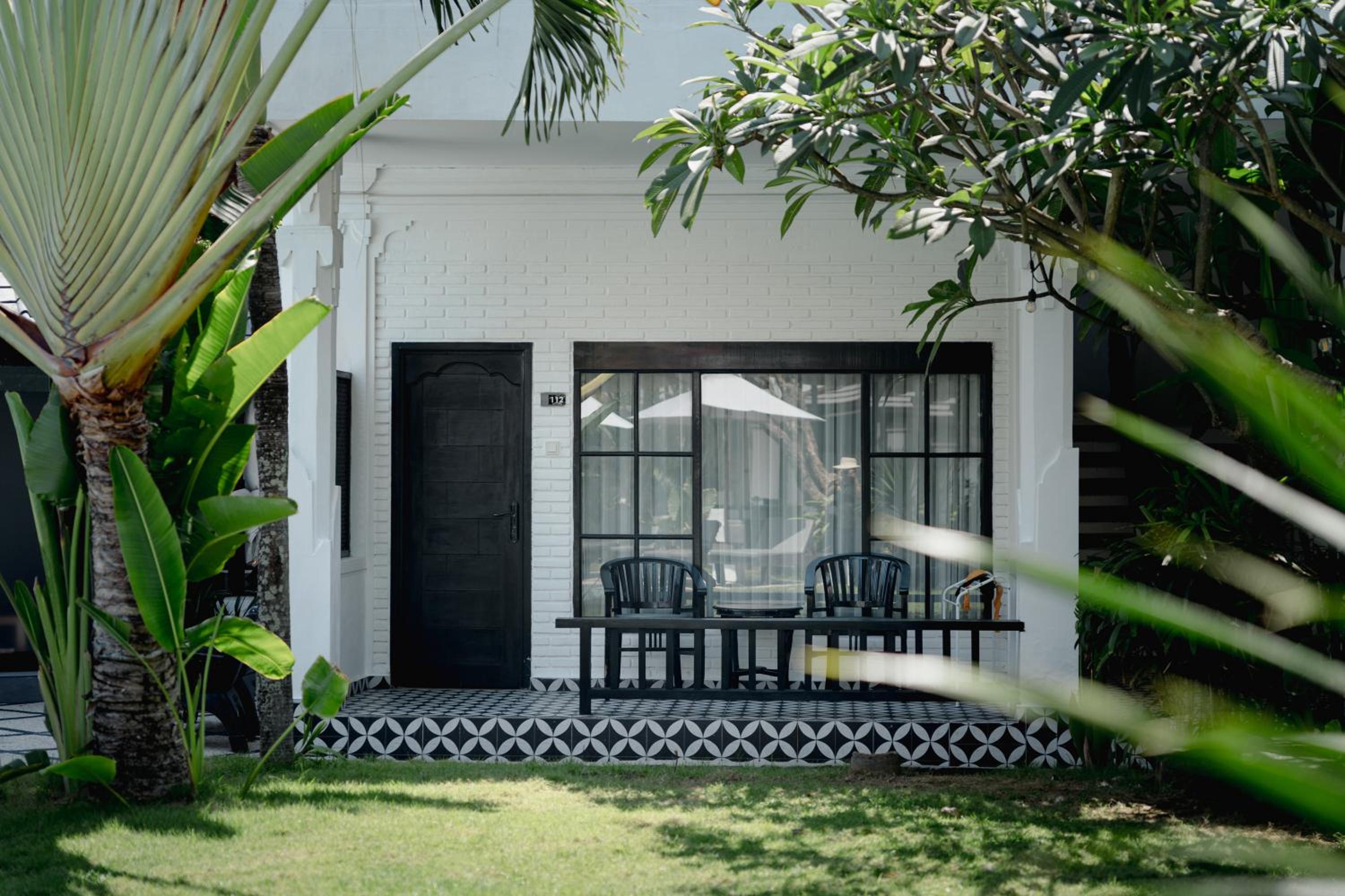 Superior Double or Twin Room with Pool View - Photo 11
