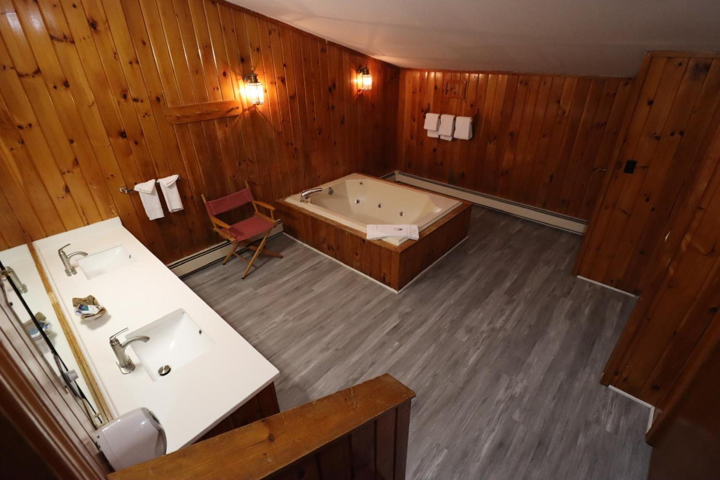 Premier King Room with Jetted Tub, Non-Smoking - Photo 4