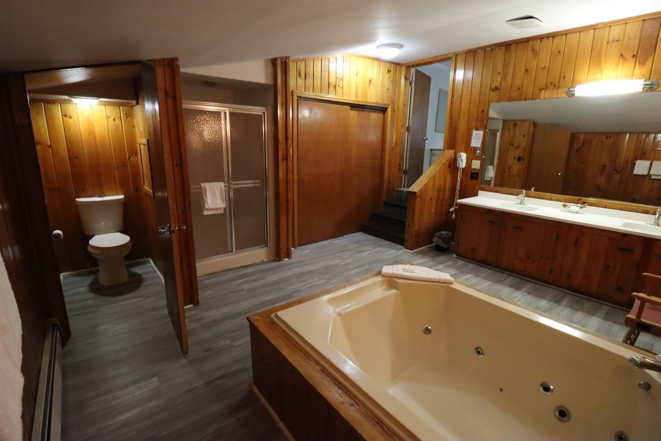 Premier King Room with Jetted Tub, Non-Smoking - Photo 6