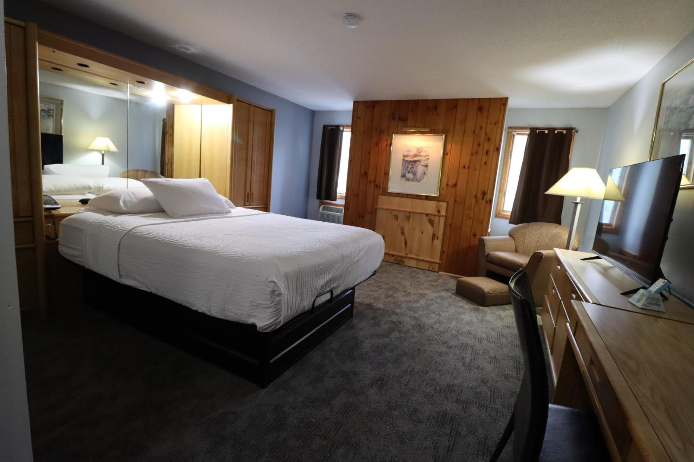 One-Bedroom Queen Suite - Non-Smoking - Photo 1