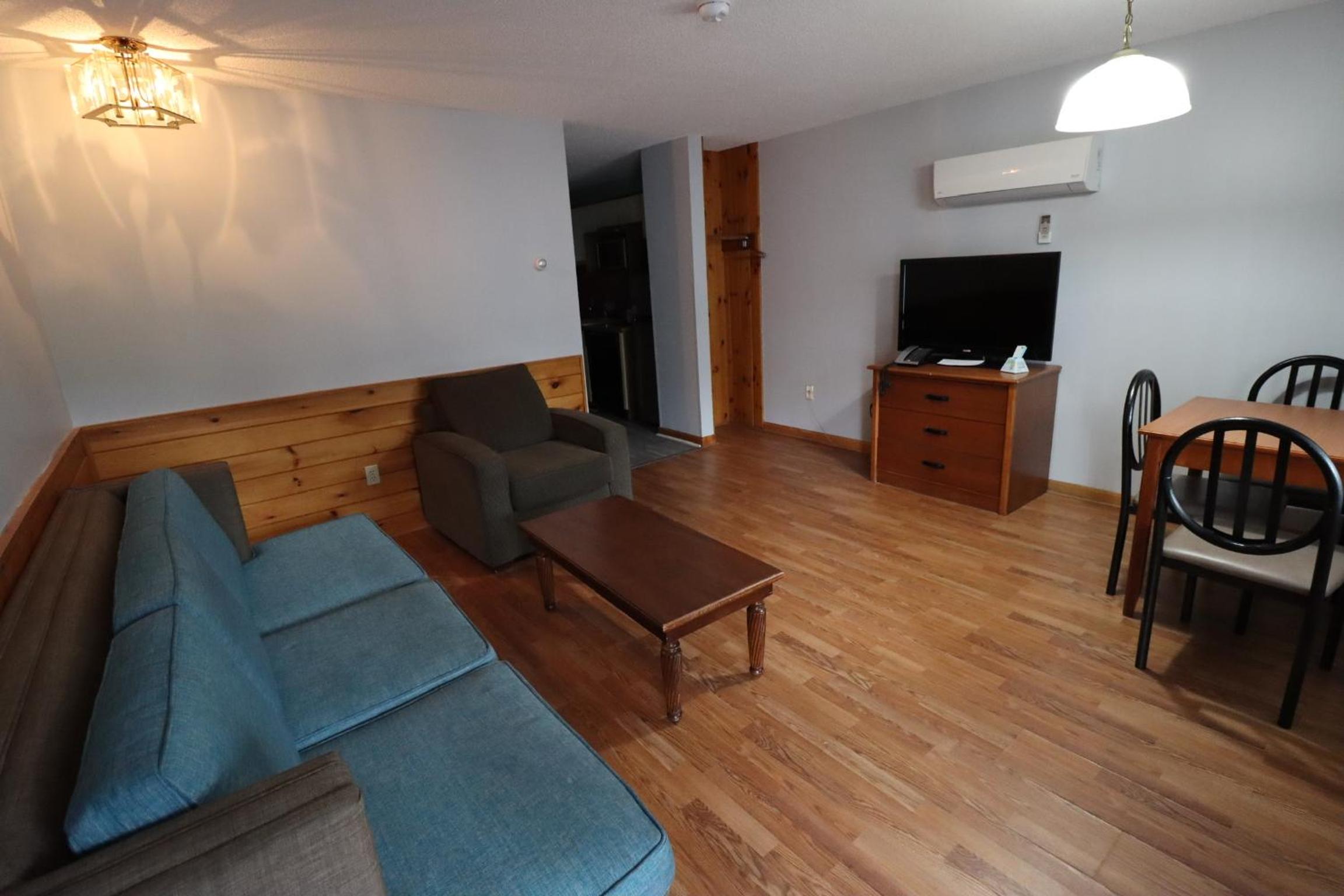 One-Bedroom Queen Suite - Non-Smoking - Photo 3