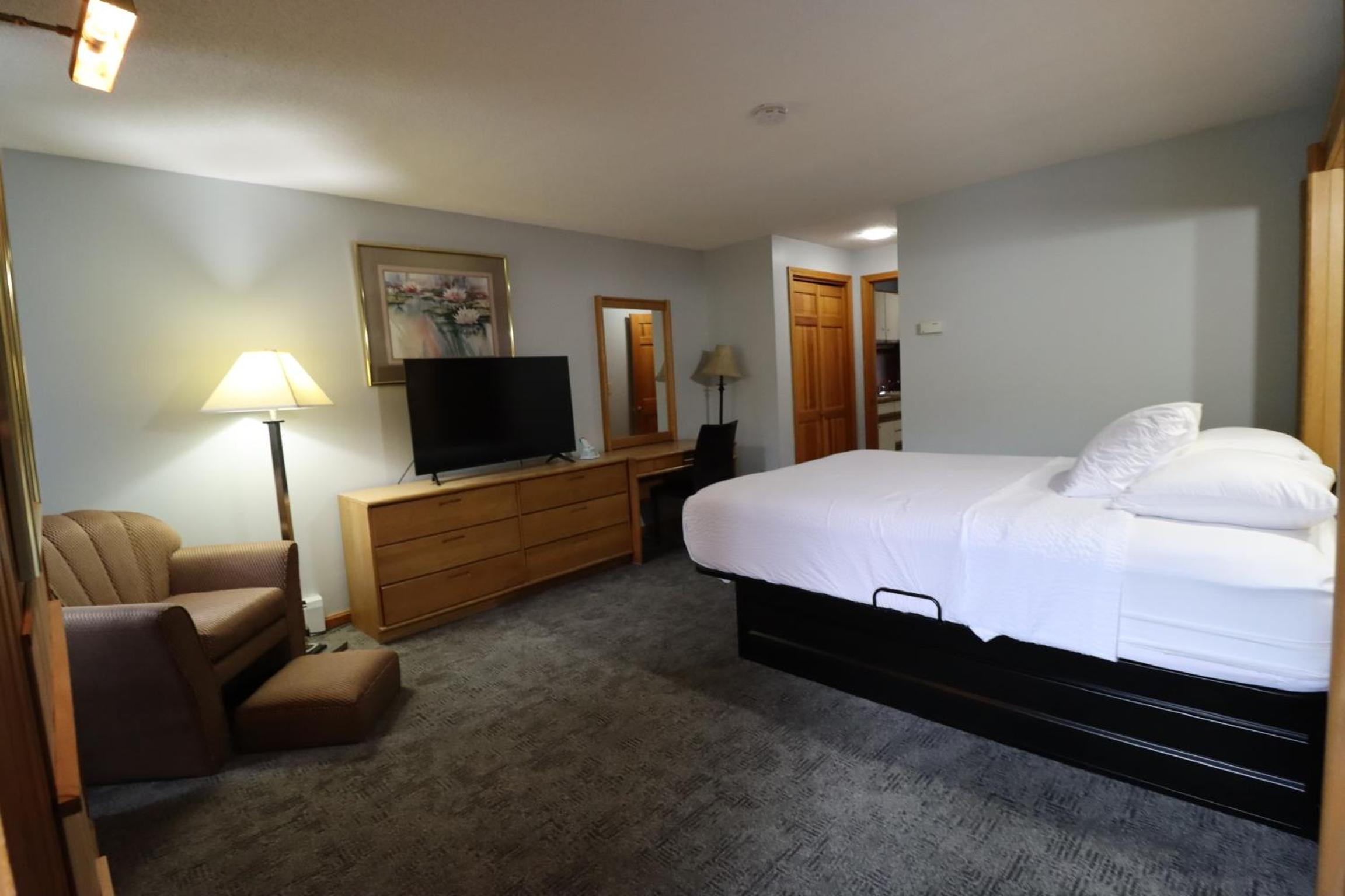 One-Bedroom Queen Suite - Non-Smoking - Photo 7
