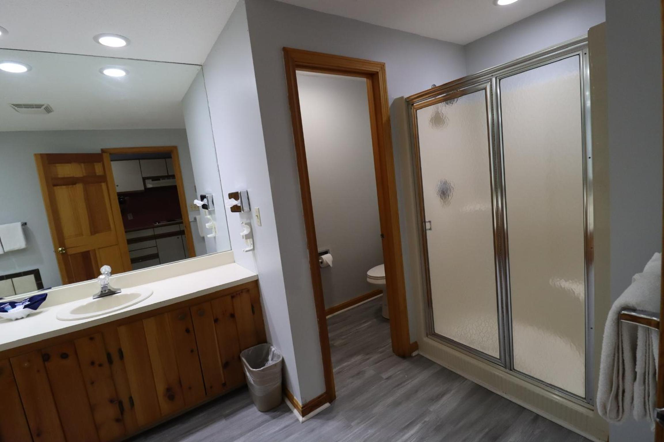 One-Bedroom Queen Suite - Non-Smoking - Photo 5