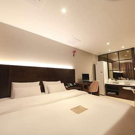 Deluxe Double Room with Bath photo 1