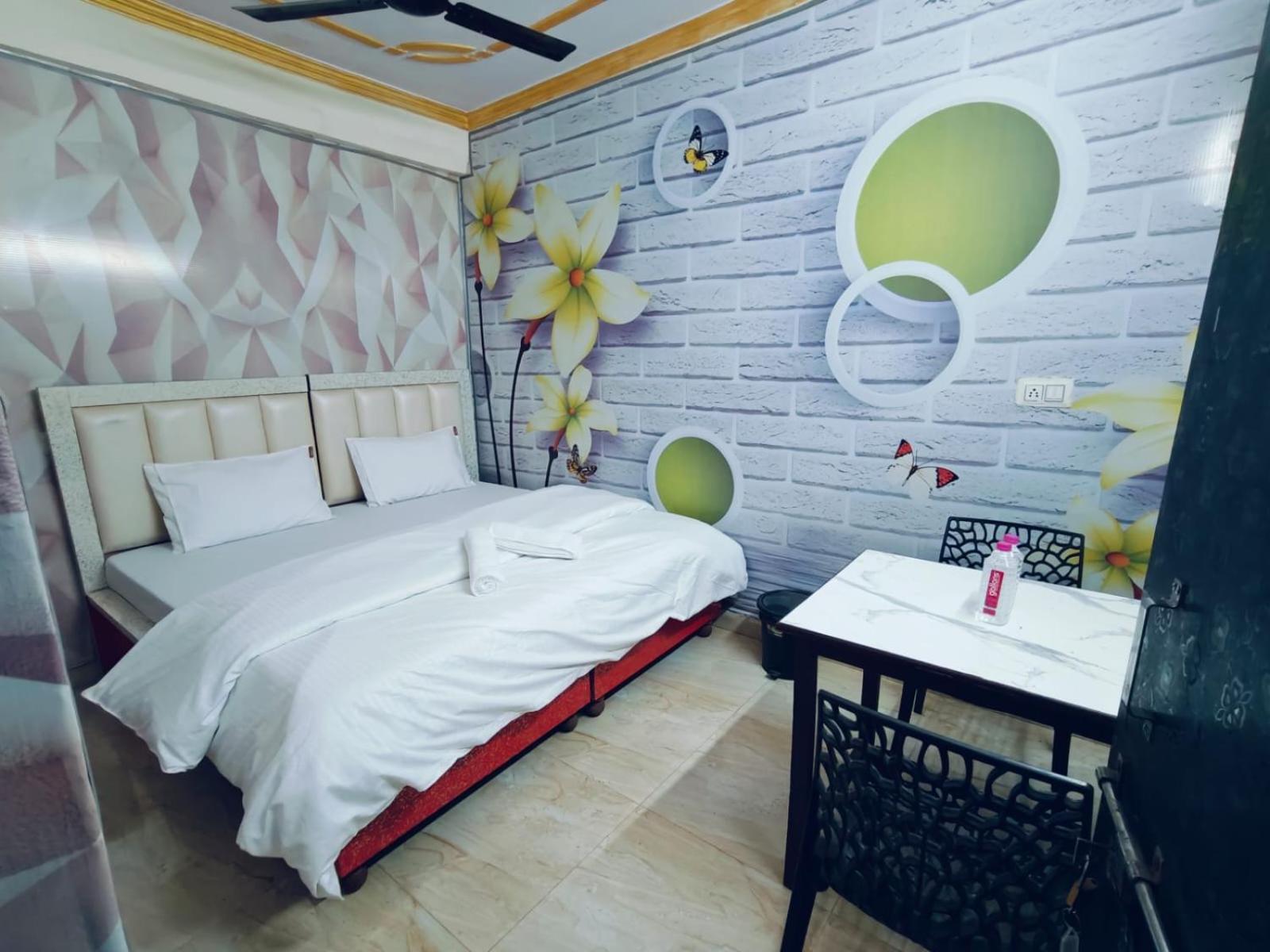 Double Room with Shared Bathroom photo 1