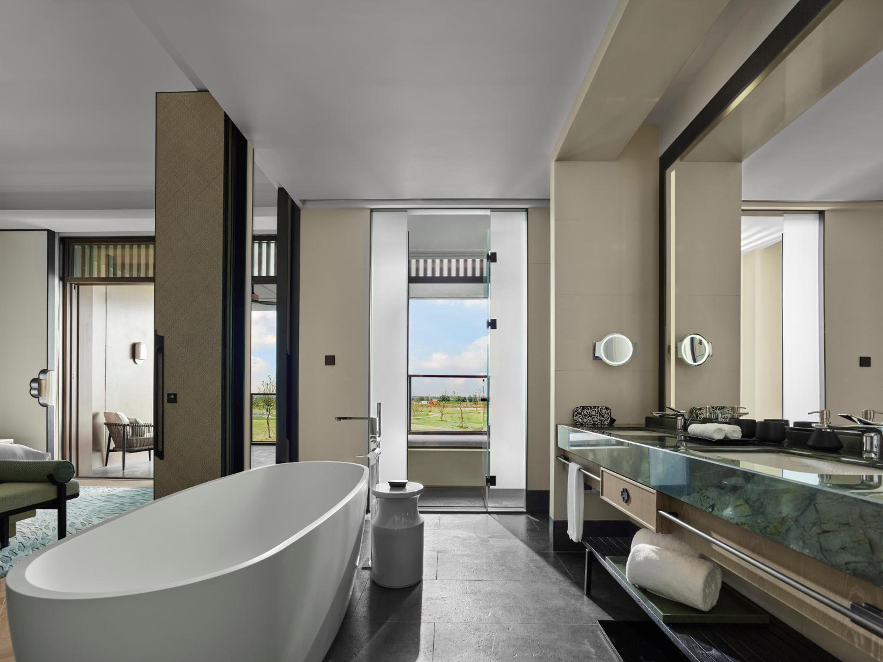 Lakeview Pool Deluxe King Room
