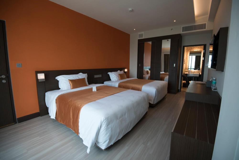 Executive Deluxe - Twin Bed (City View) - Photo 3