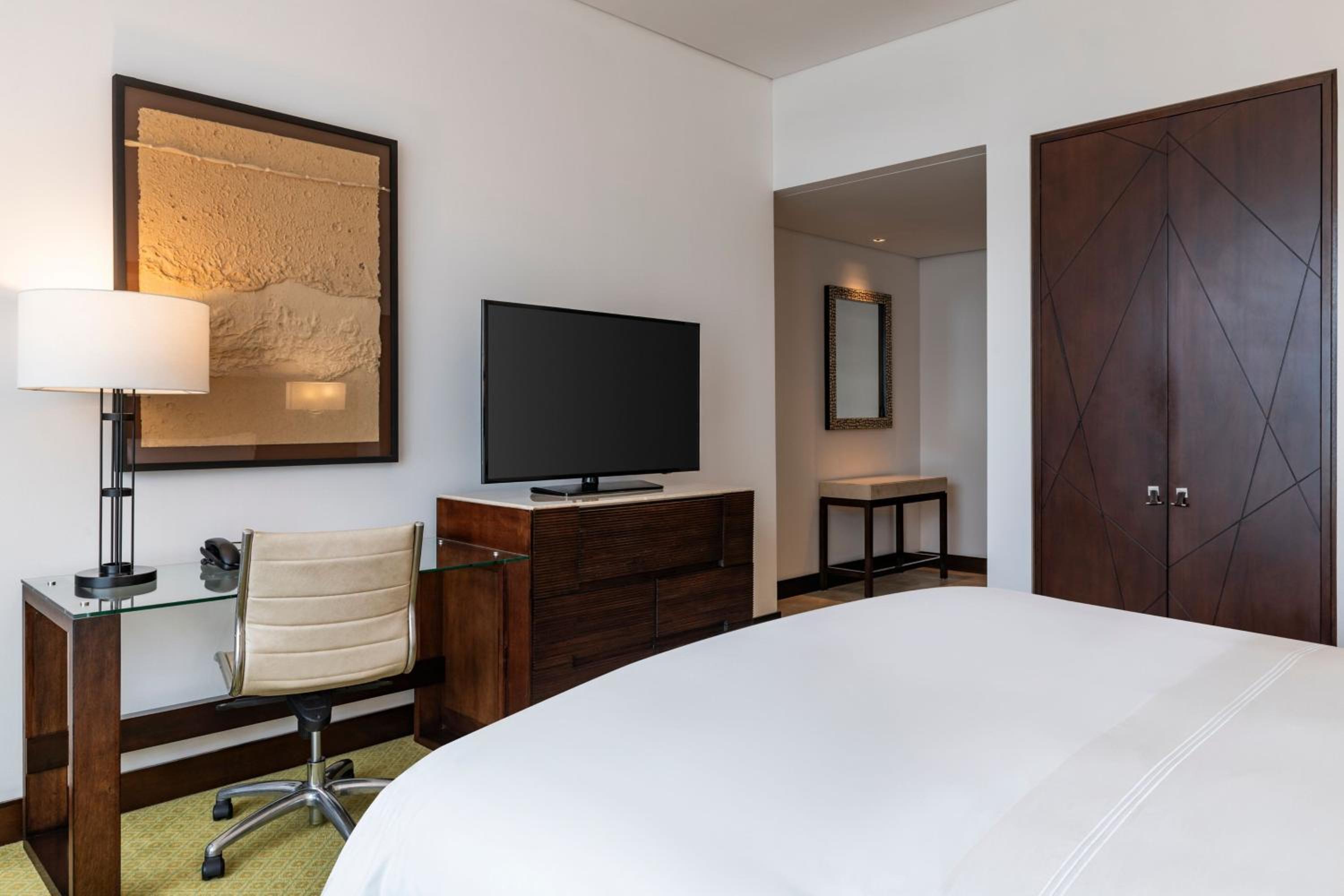Deluxe Guest room, 1 King Bed   photo 2