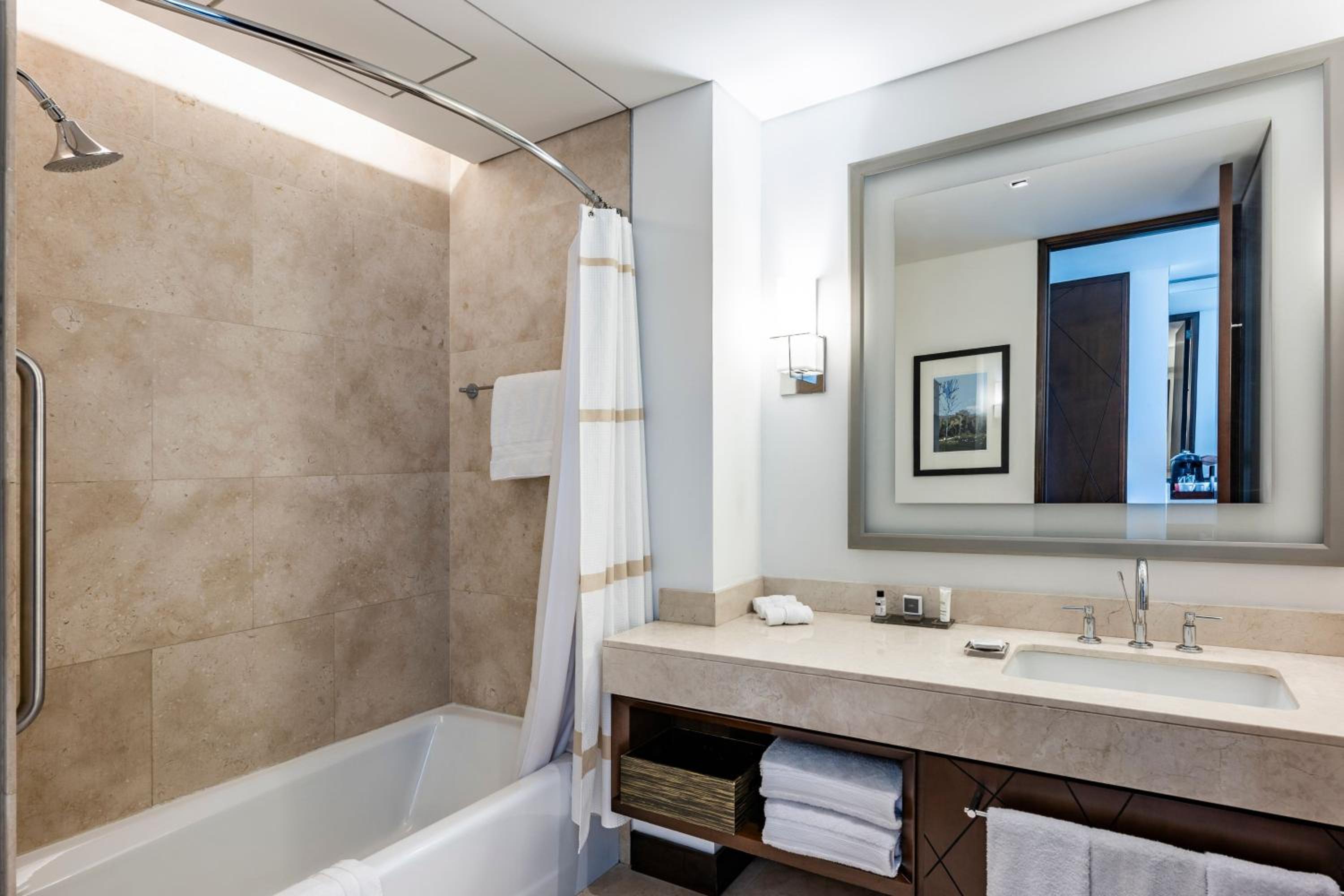 Deluxe Guest Room with Two Double Beds  photo 2
