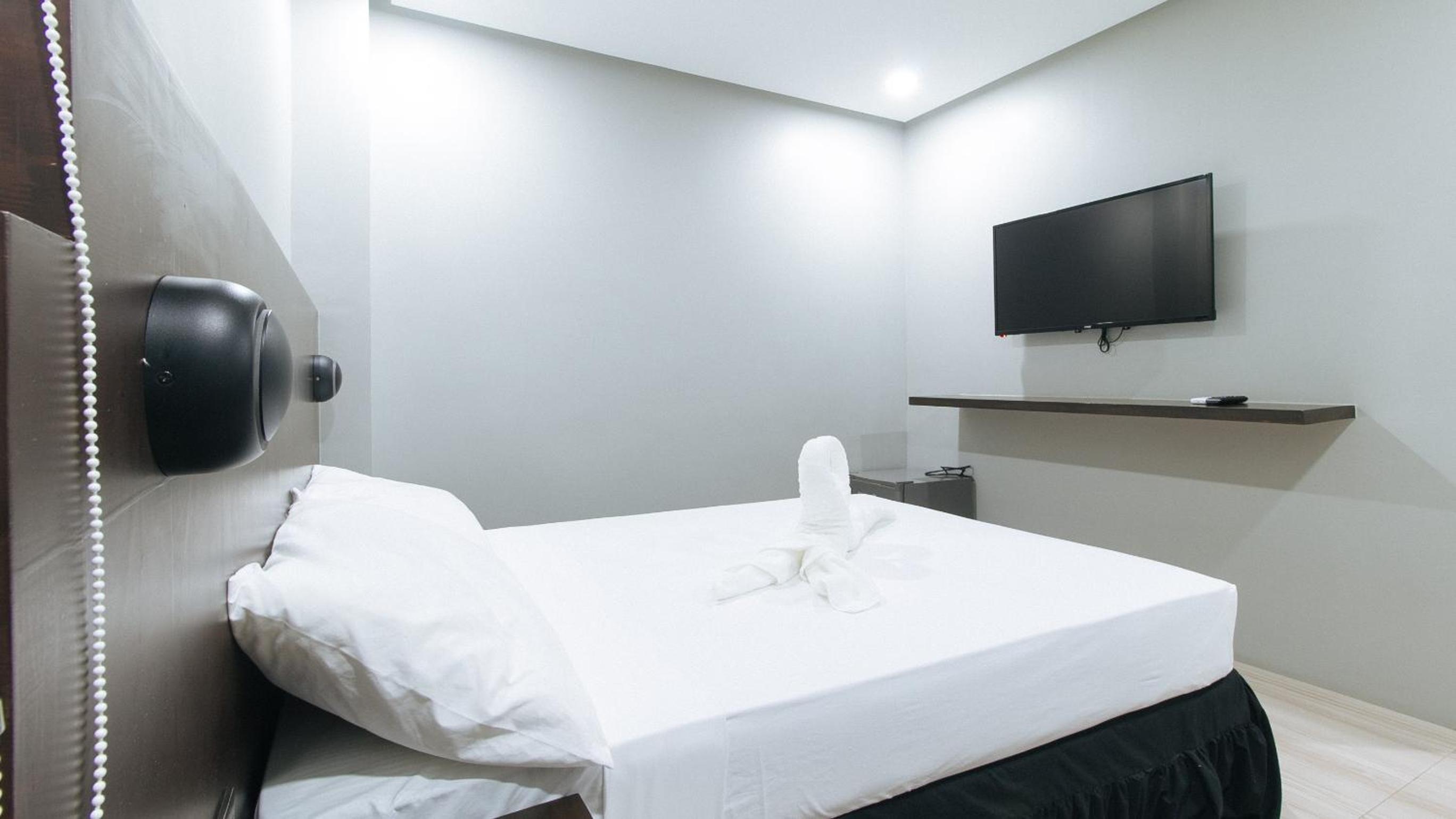 Deluxe Room - Photo 13